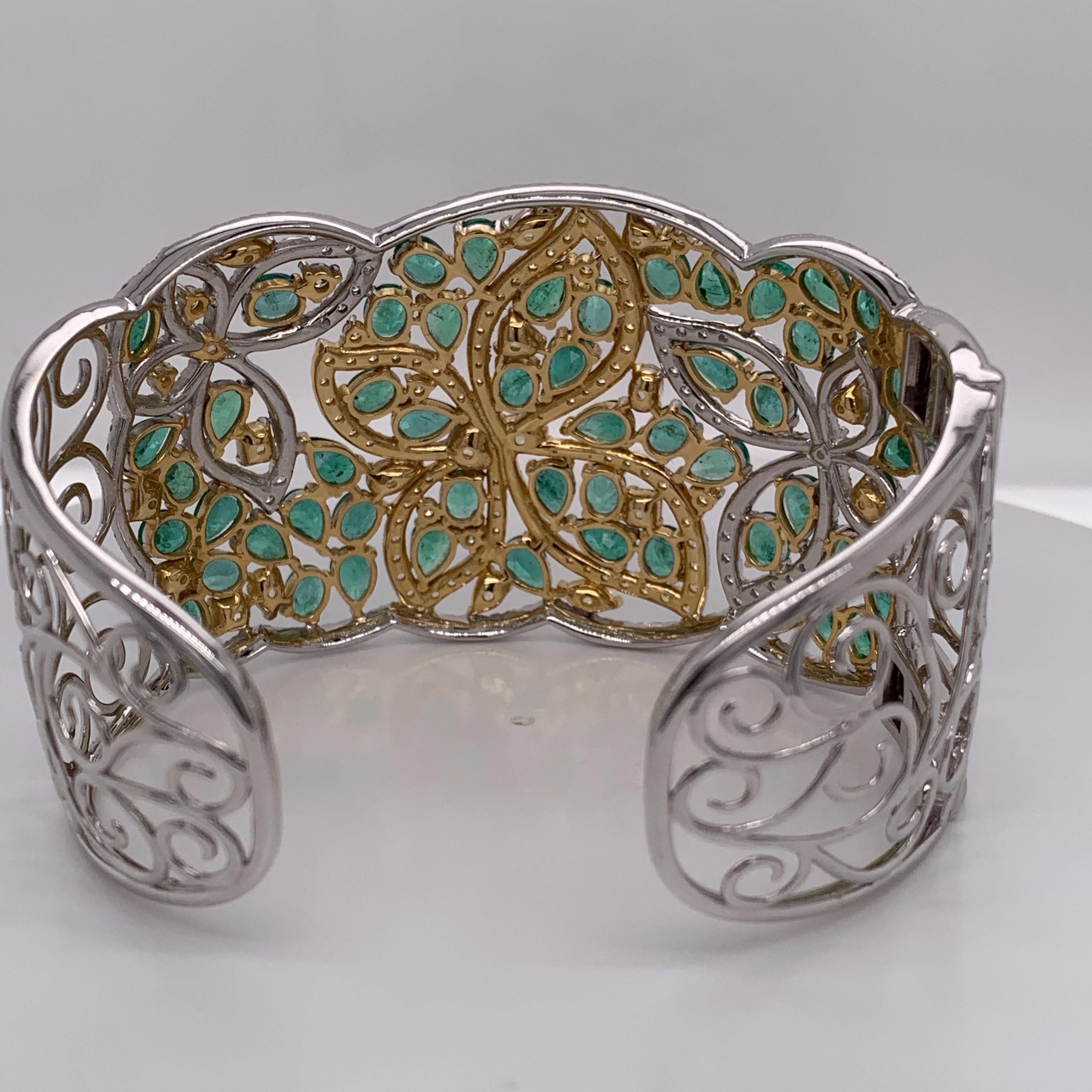15.13 Carat Natural Emerald and Diamond Cuff Bracelet In New Condition For Sale In Trumbull, CT