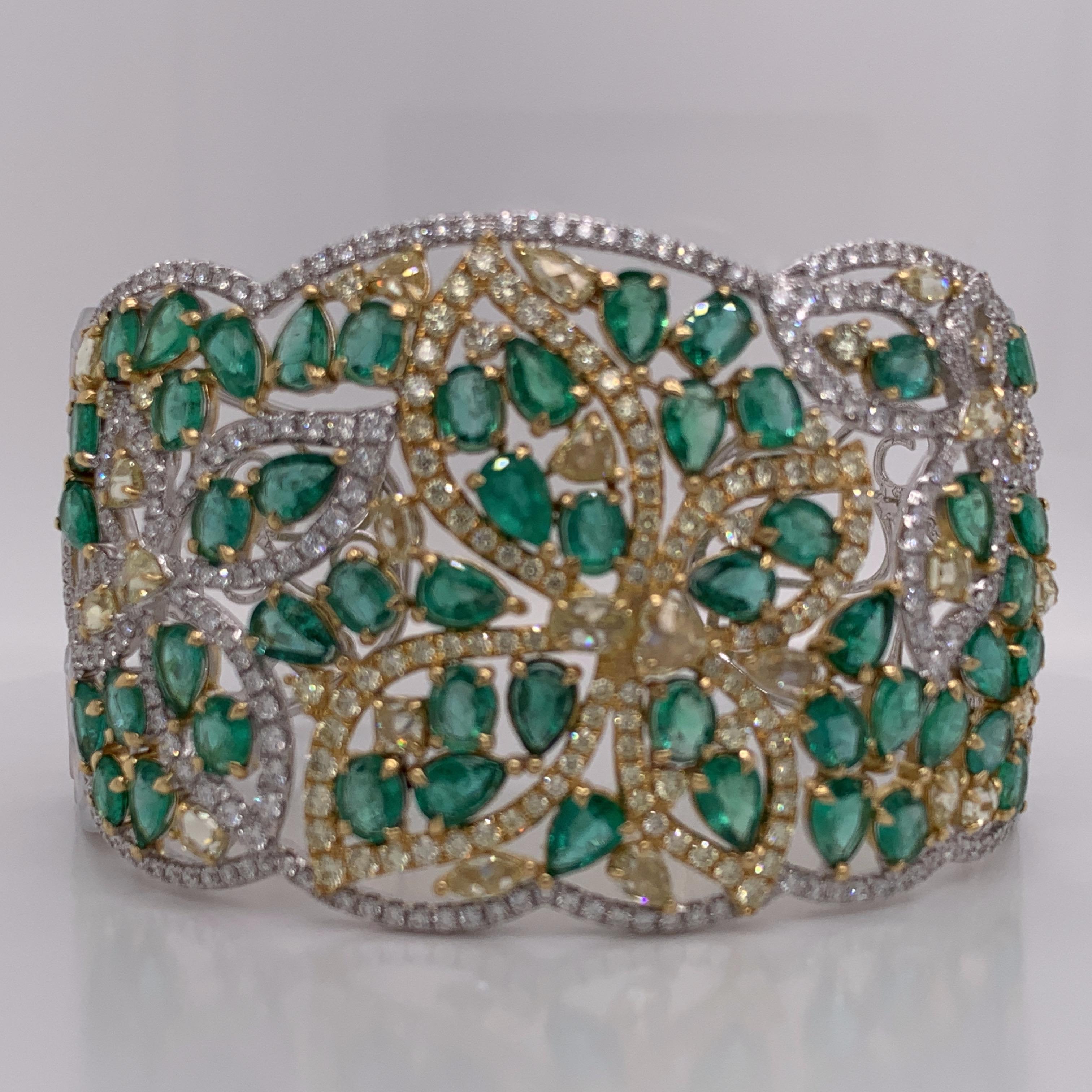 Women's 15.13 Carat Natural Emerald and Diamond Cuff Bracelet For Sale