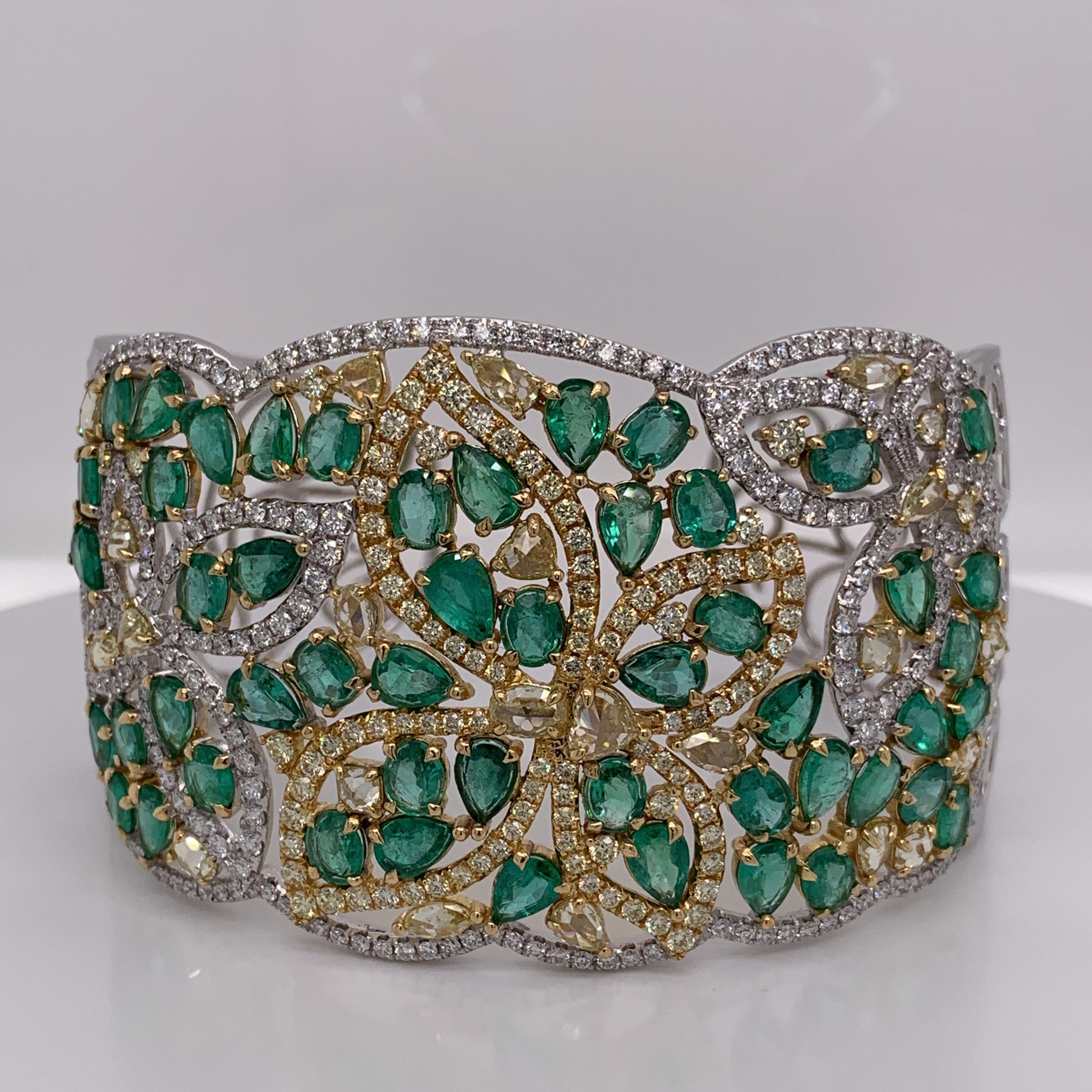 15.13 Carat Natural Emerald and Diamond Cuff Bracelet For Sale 2