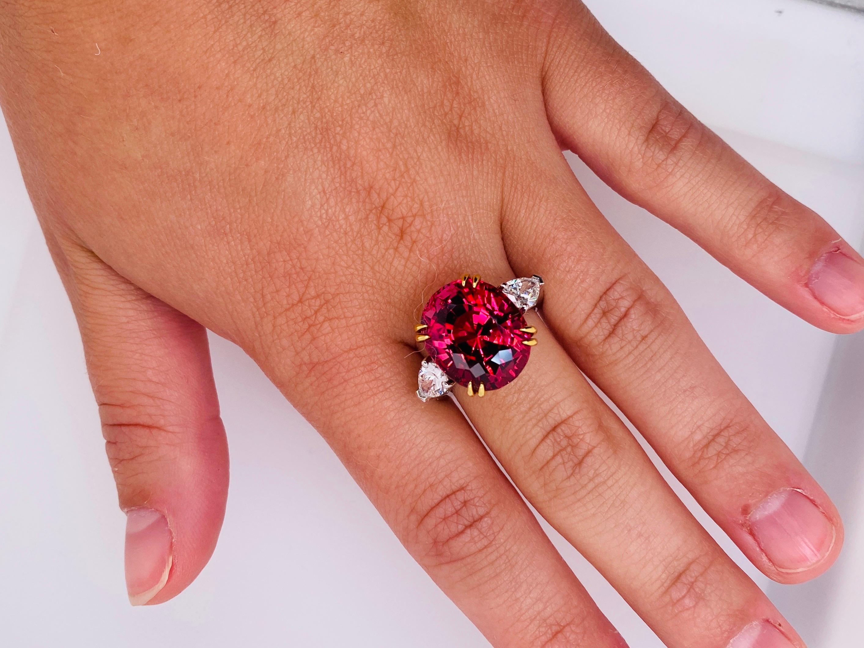 Bague en platine et or jaune 18 carats avec spinelle rouge ovale de 15,13 carats et diamants Pour femmes en vente