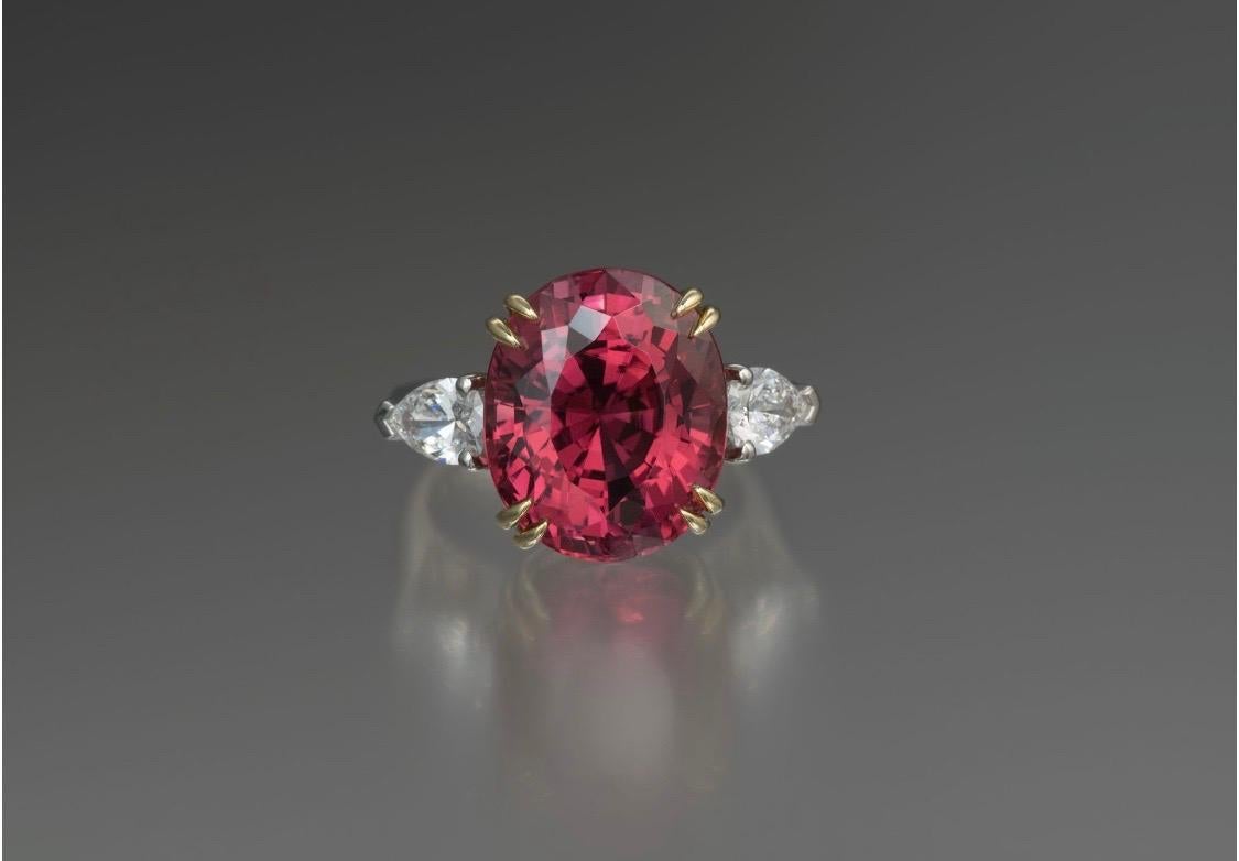 15.13 Carat Oval Red Spinel and Diamond Platinum and 18k Yellow Gold Ring In New Condition For Sale In New York, NY