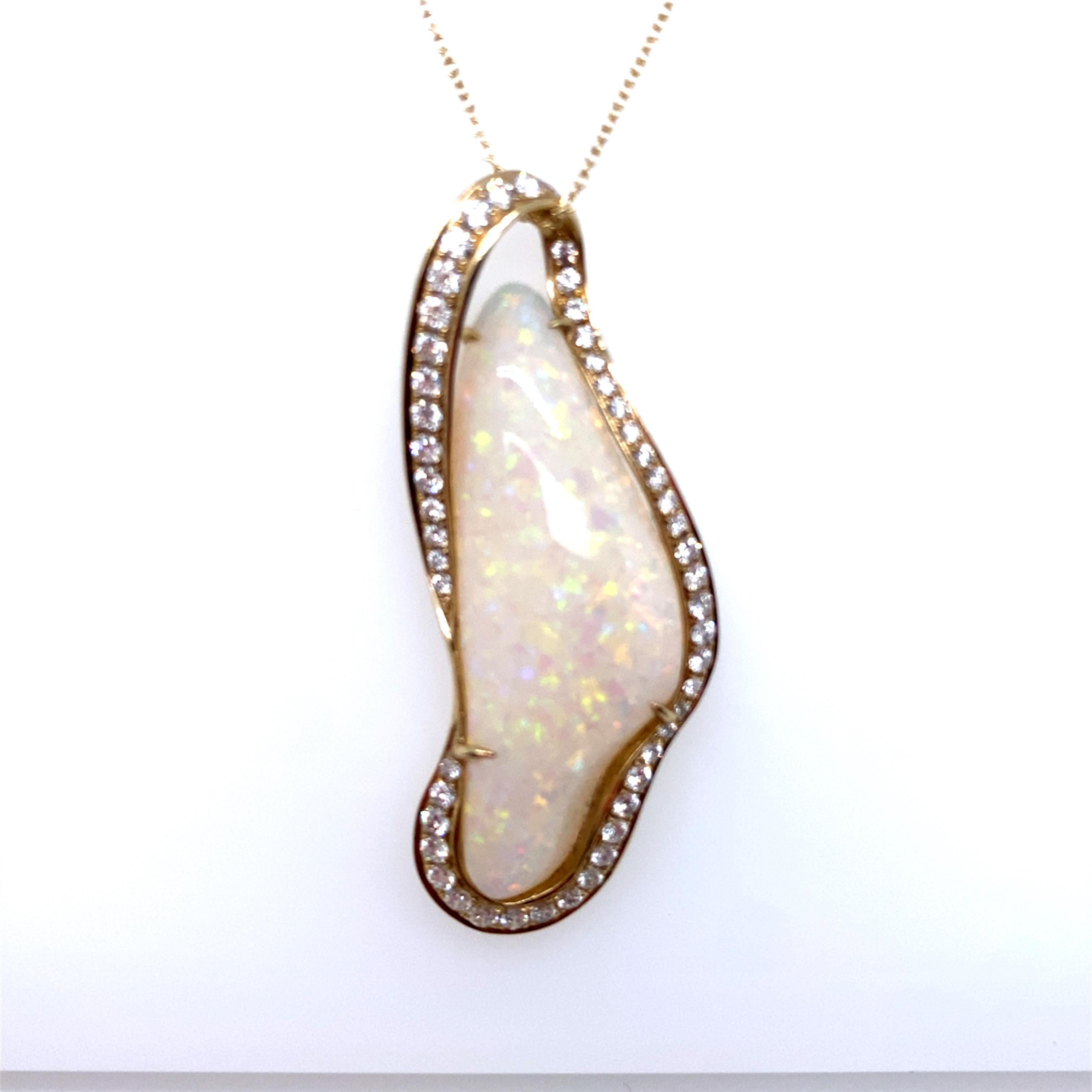 
Questo splendido ciondolo di opale australiano da 15,14 carati è impreziosito da un diamante da 1,08 carati, incastonato su una catena da 18 pollici. L'opale, dalla forma unica e fantasiosa, è impreziosito da un'incastonatura lungo i suoi contorni,