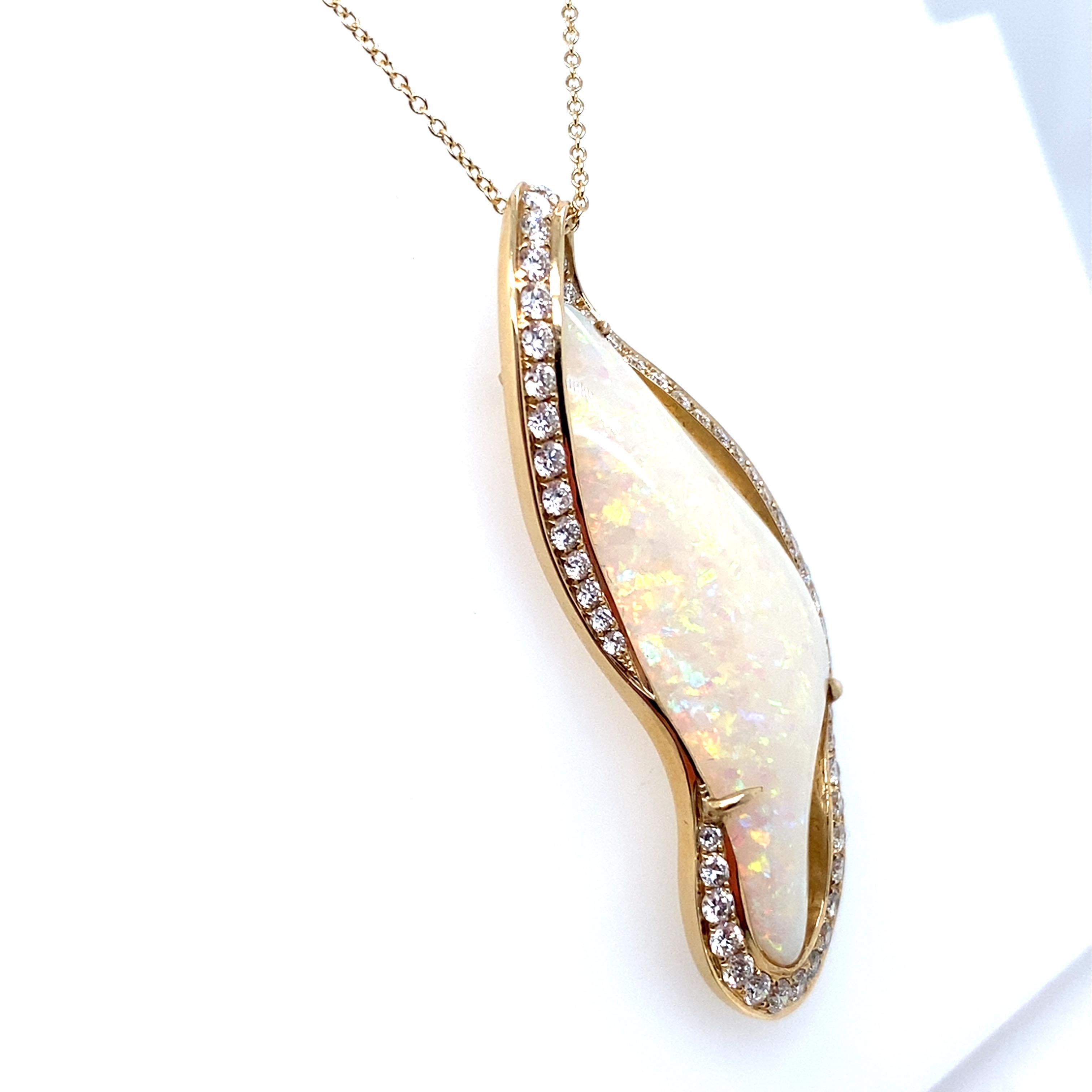Cabochon Ciondolo in oro giallo con diamante e opale fantasia da 15,14 carati in vendita