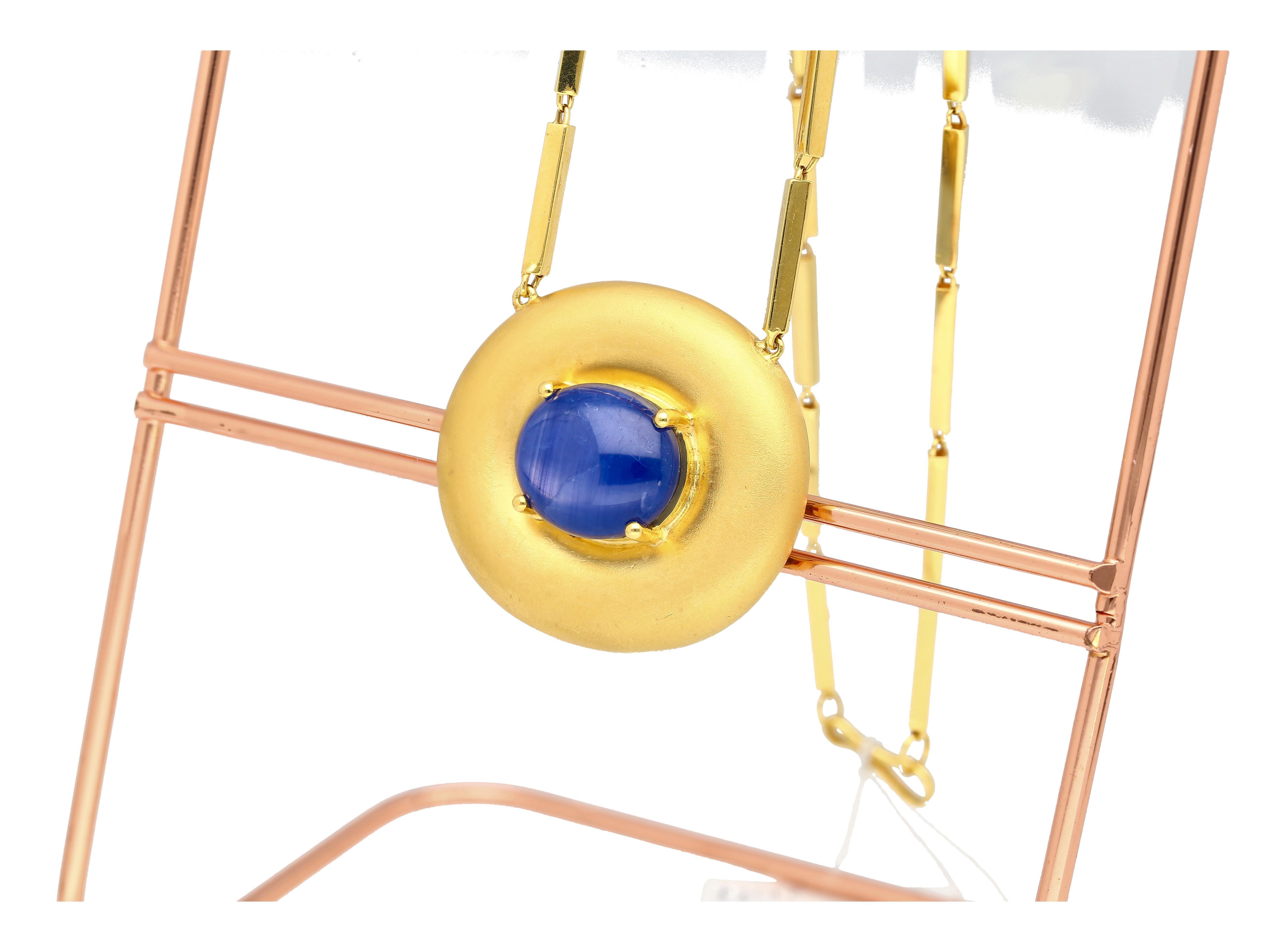 Rétro Collana con ciondolo retrò con zaffiro blu da 15,15 carati, 18 carati e 22 carati, con catena a maglie. in vendita