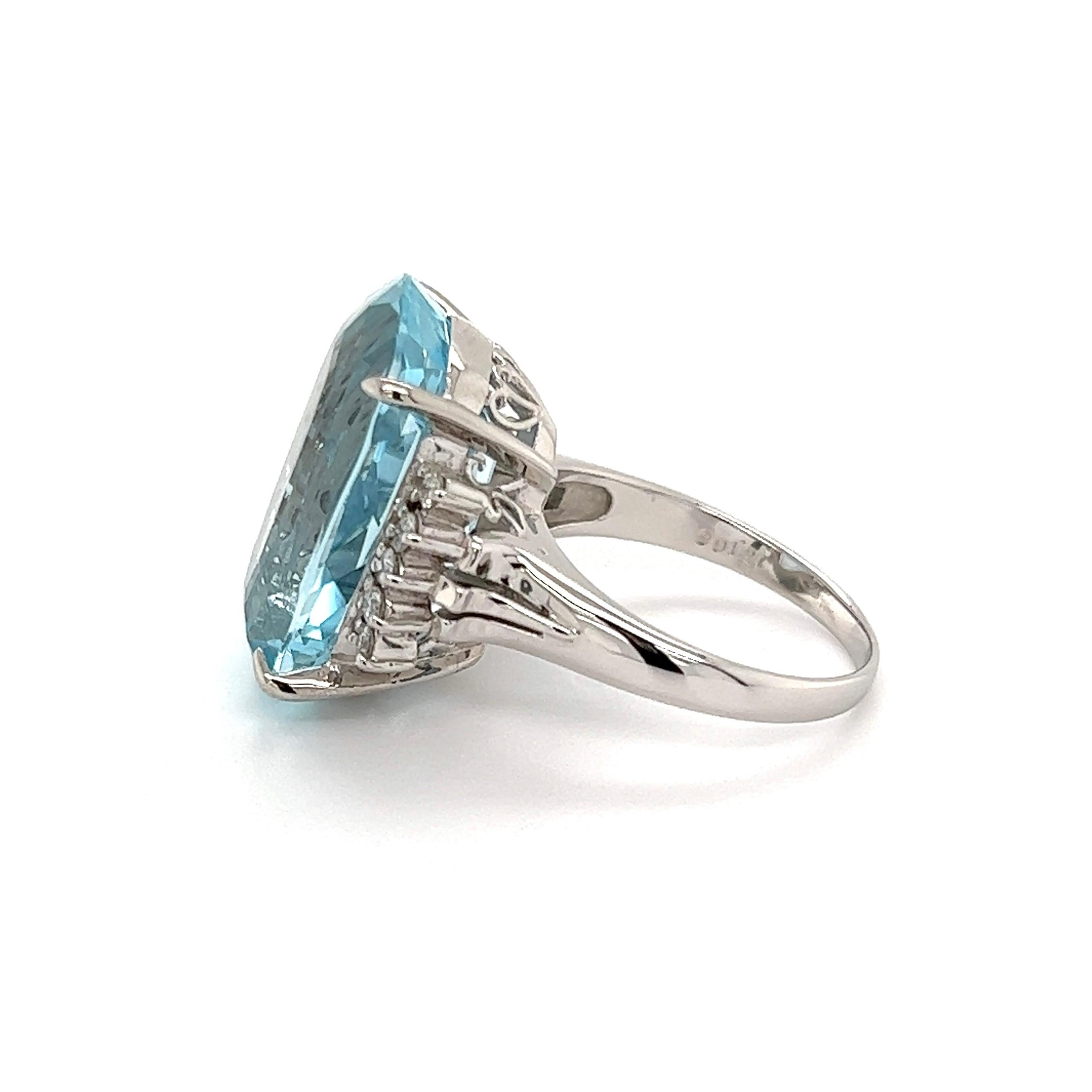 15.16 Carat Aquamarine and Diamond Platinum Cocktail Ring Estate Fine Jewelry In Excellent Condition For Sale In Montreal, QC
