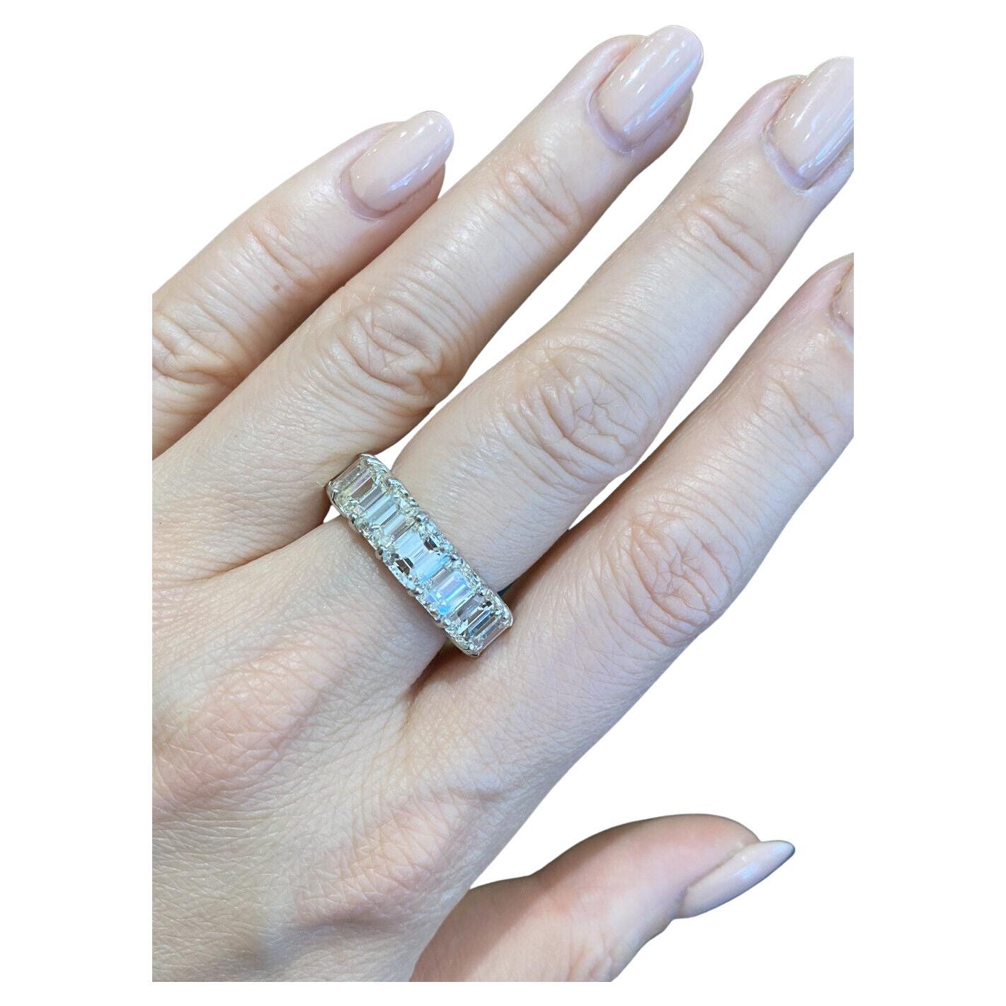 15,16 Karat. Eternity-Ring aus Platin mit Diamanten im Smaragdschliff