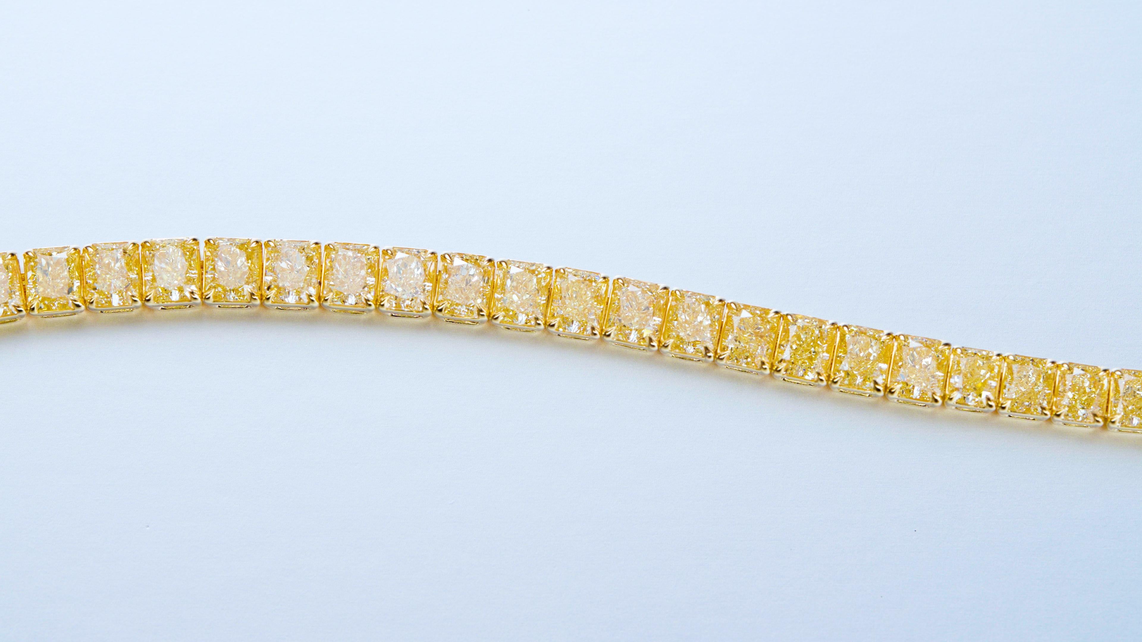 🌟 The Radiance Collection'S: 15.16 CT Fancy Light Yellow Diamant-Armband

Dieses atemberaubende Damen-Tennisarmband ist ein wahres Statement des Luxus, das sich durch seine exquisite Kombination aus reichem 18K-Gelbgold und einer spektakulären,
