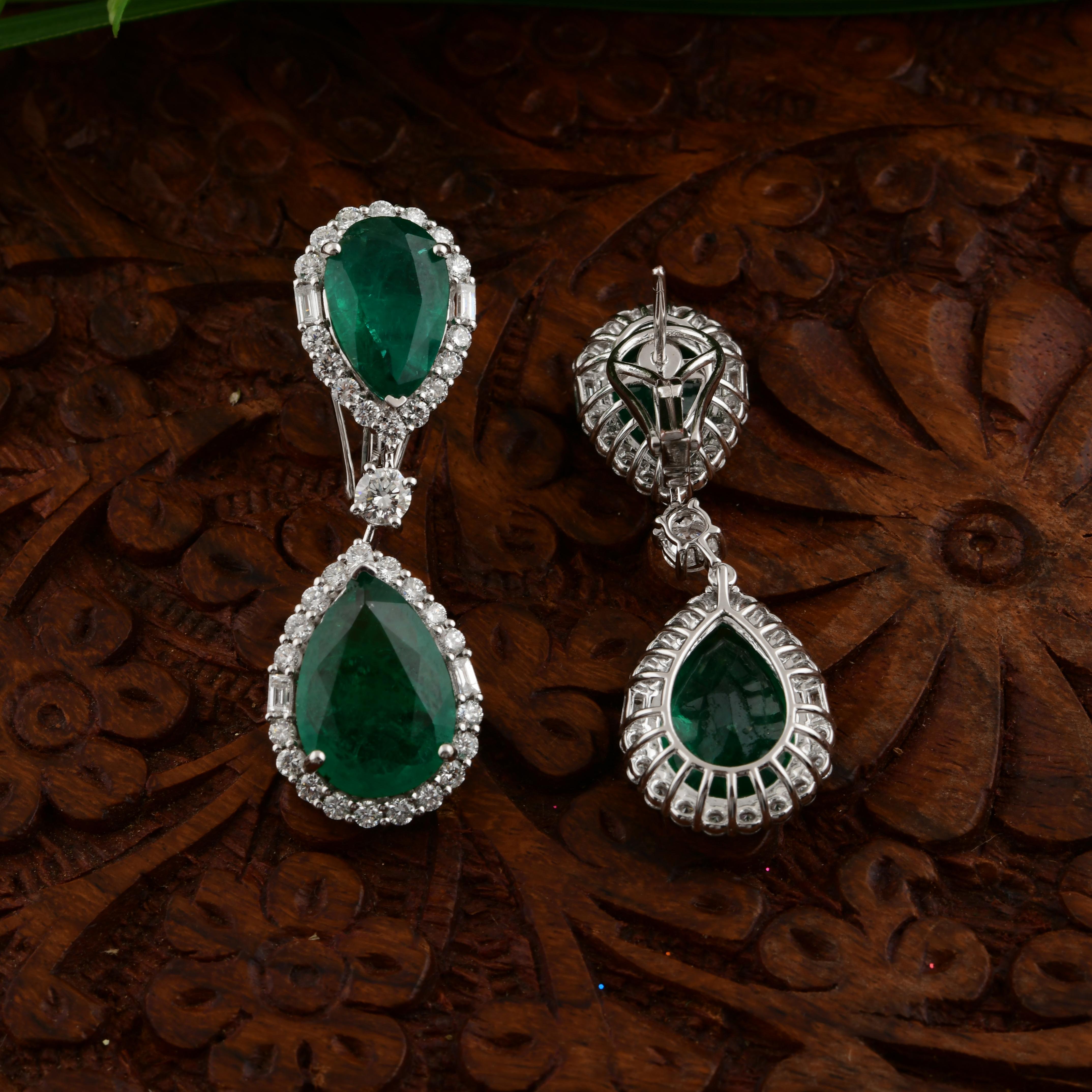 Art Déco Orecchini a goccia con smeraldo dello Zambia da 15,16 ct. e diamanti da 2,59 ct. in oro bianco 14 ct. in vendita