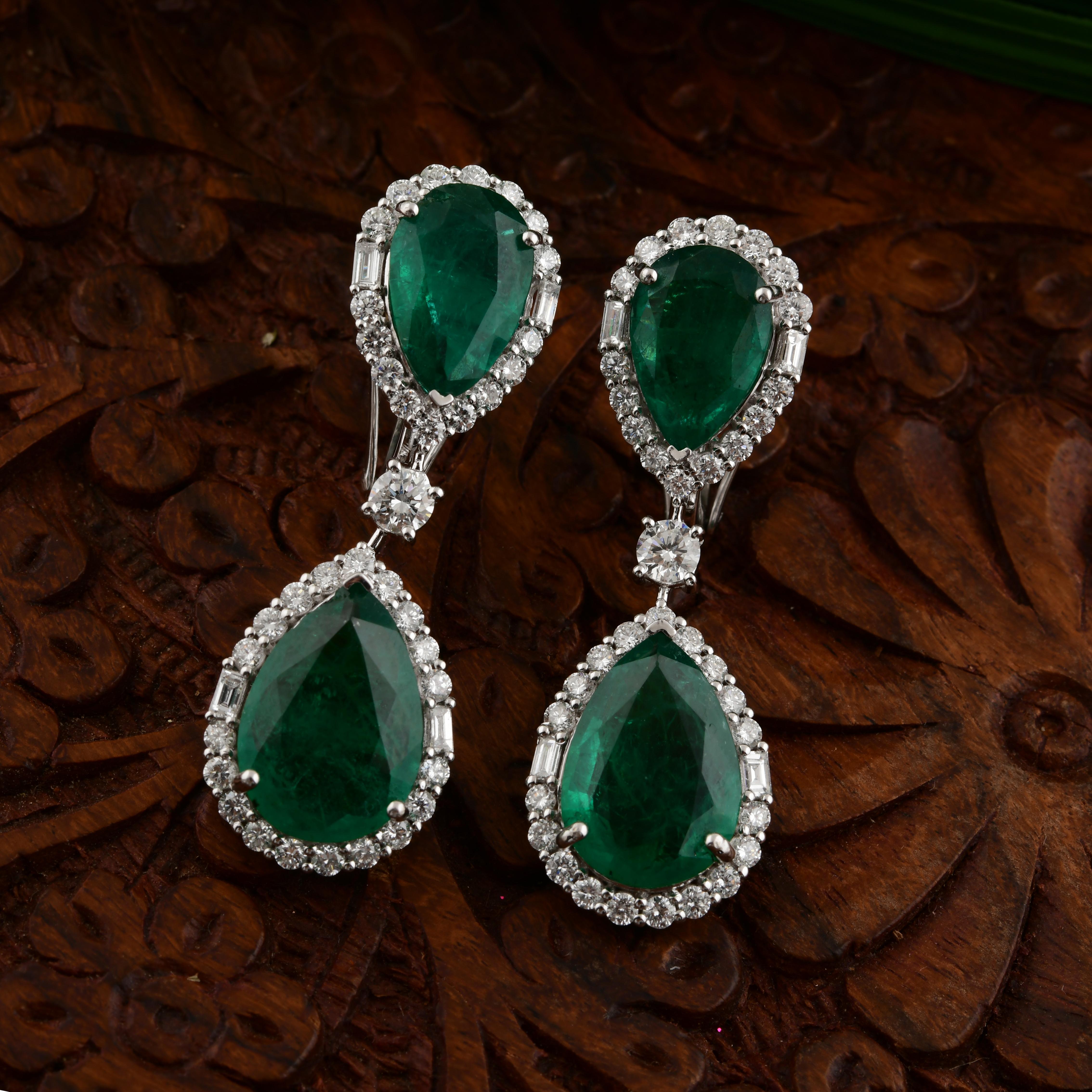 Orecchini a goccia con smeraldo dello Zambia da 15,16 ct. e diamanti da 2,59 ct. in oro bianco 14 ct. In condizioni Nuovo in vendita a Diera, Dubai