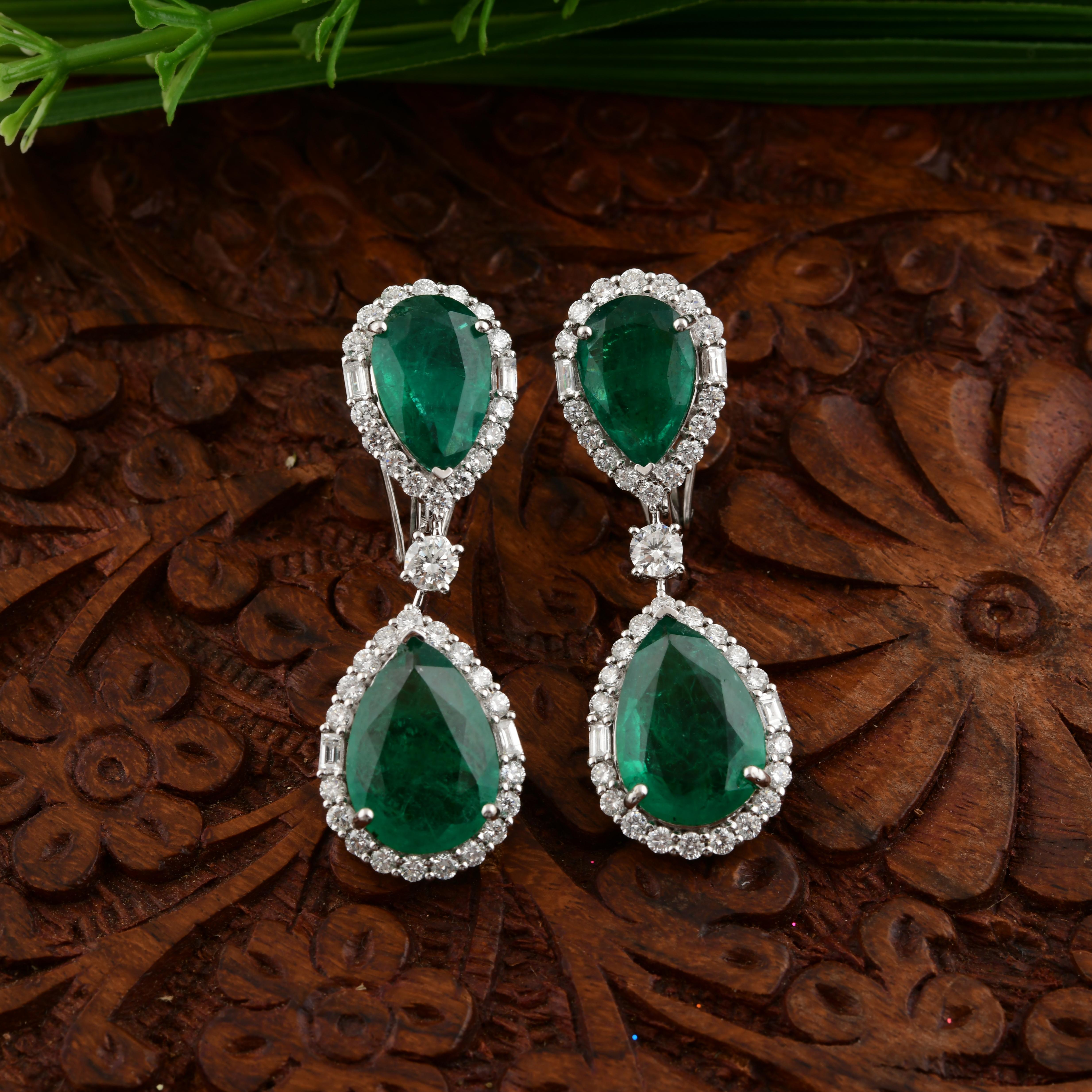 Donna Orecchini a goccia con smeraldo dello Zambia da 15,16 ct. e diamanti da 2,59 ct. in oro bianco 14 ct. in vendita