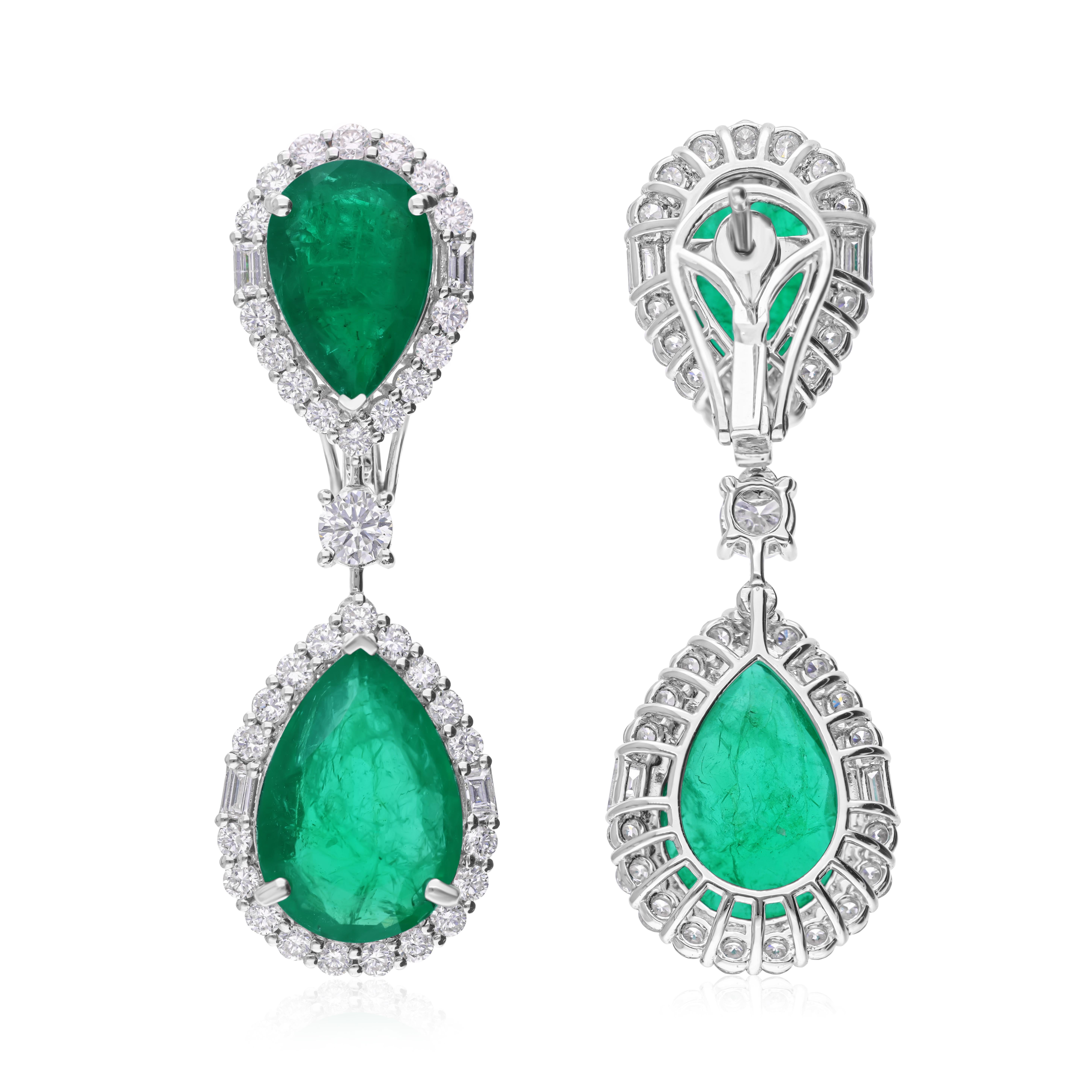 Orecchini a goccia con smeraldo dello Zambia da 15,16 ct. e diamanti da 2,59 ct. in oro bianco 14 ct. in vendita 1