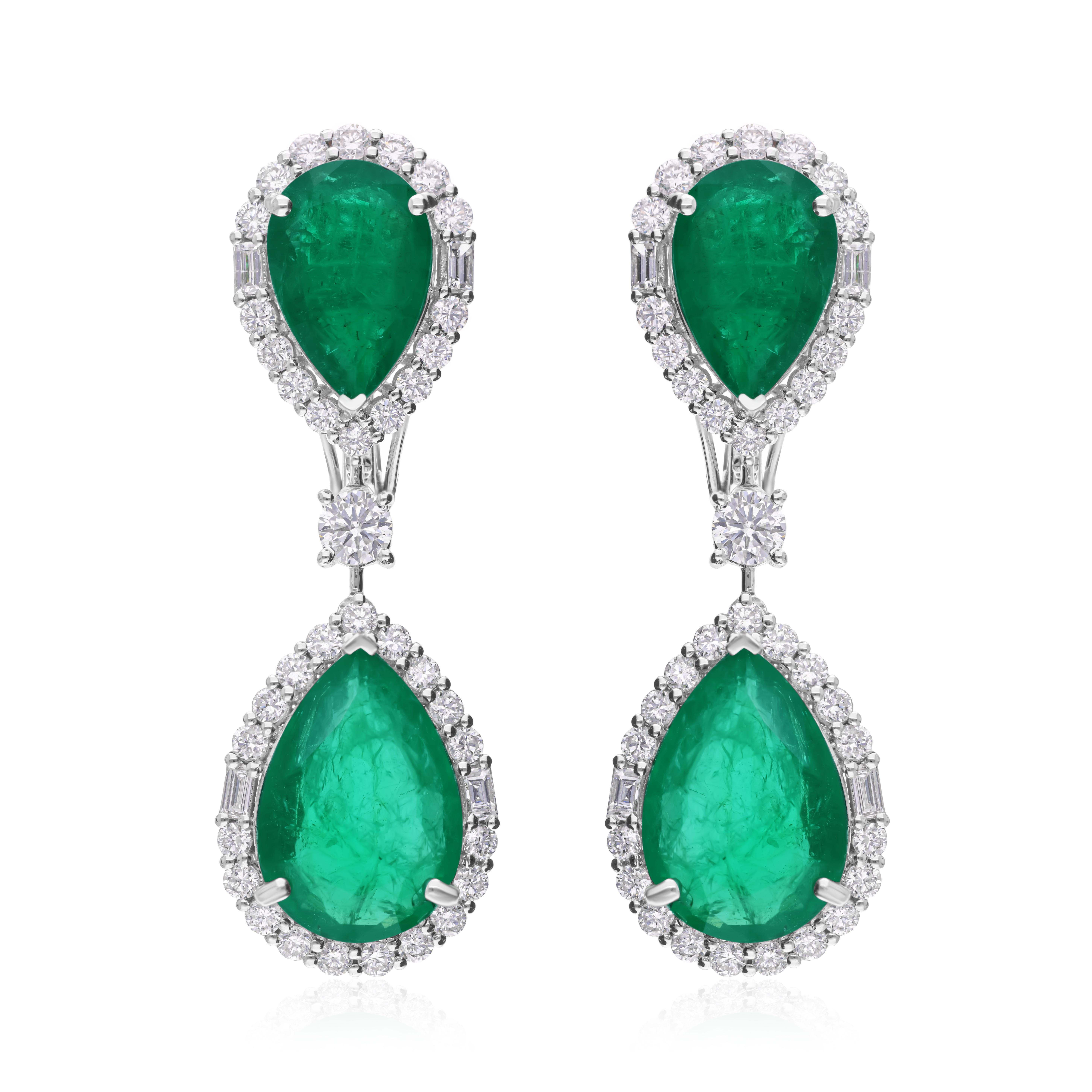 Orecchini a goccia con smeraldo dello Zambia da 15,16 ct. e diamanti da 2,59 ct. in oro bianco 14 ct. in vendita 2