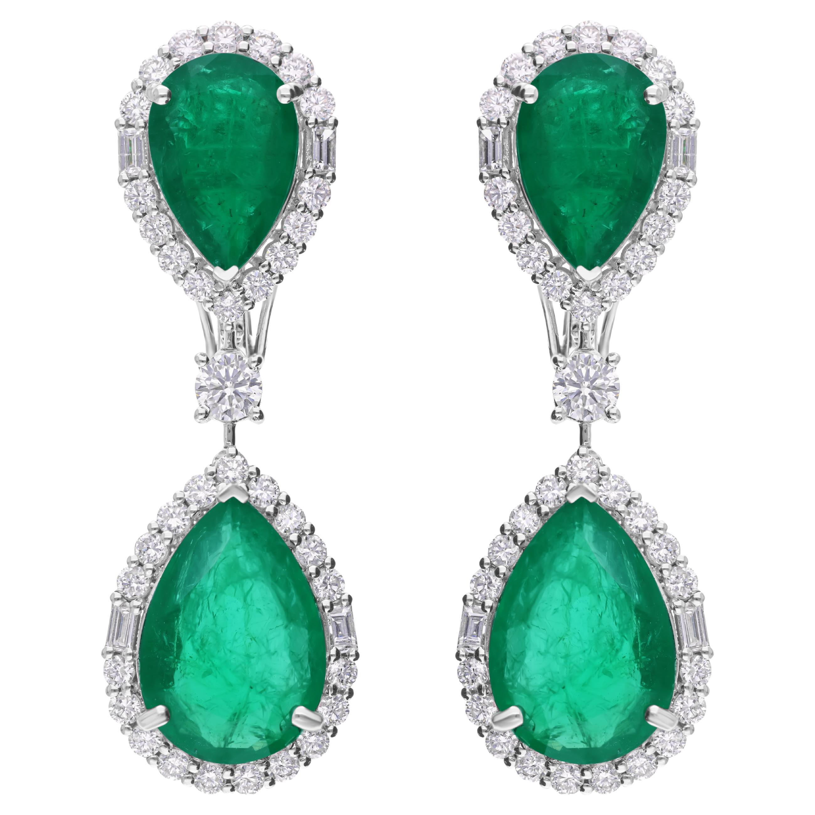 Orecchini a goccia con smeraldo dello Zambia da 15,16 ct. e diamanti da 2,59 ct. in oro bianco 14 ct. in vendita