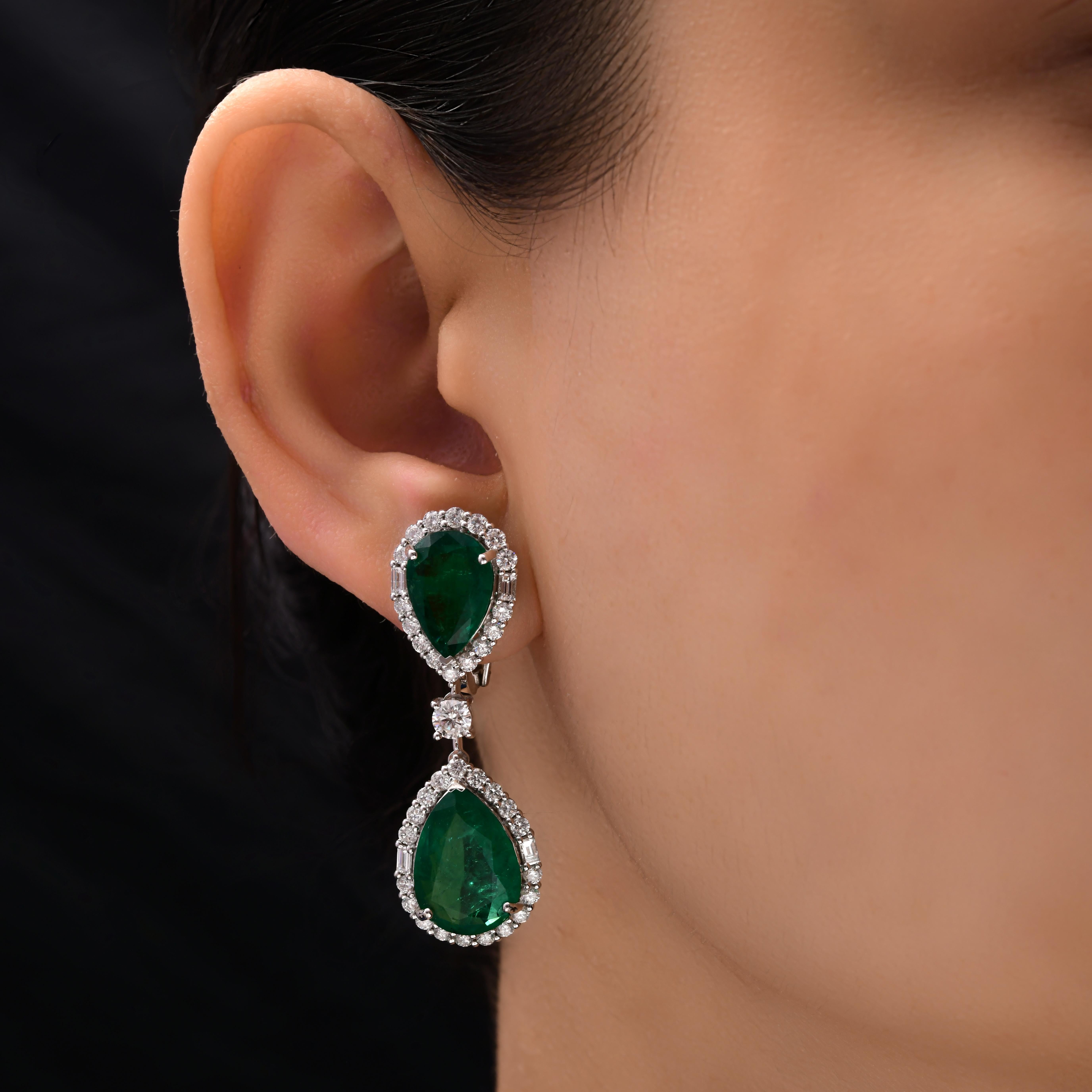 Diese exquisiten Ohrringe sind aus 18-karätigem Gold gegossen und mit 15,16 Karat Smaragd und 2,59 Karat funkelnden Diamanten besetzt. Der Smaragd ist ein Mai-Geburtsstein und soll den Intellekt verbessern und Wohlstand anziehen. Ein wunderbares