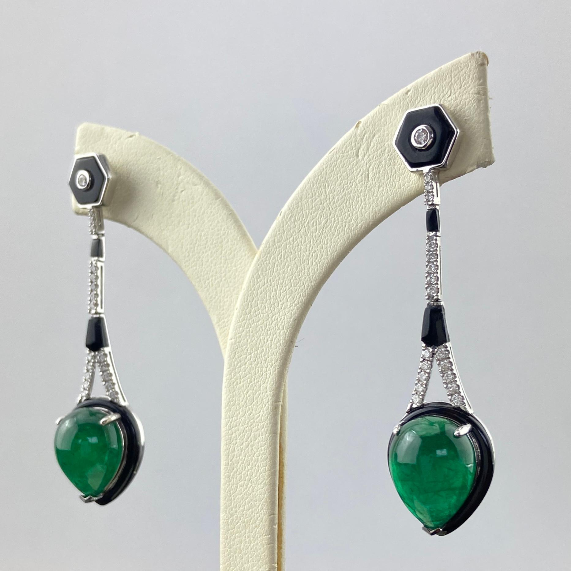 TUTTI I NOSTRI PREZZI INCLUDONO TARIFFE E DAZI DOGANALI PREPAGATI.

Bellissimi orecchini pendenti con smeraldo a forma di pera dello Zambia da 15,19 carati, onice nera da 4,45 carati e diamanti da 0,47 carati. La qualità degli smeraldi è ottima, con