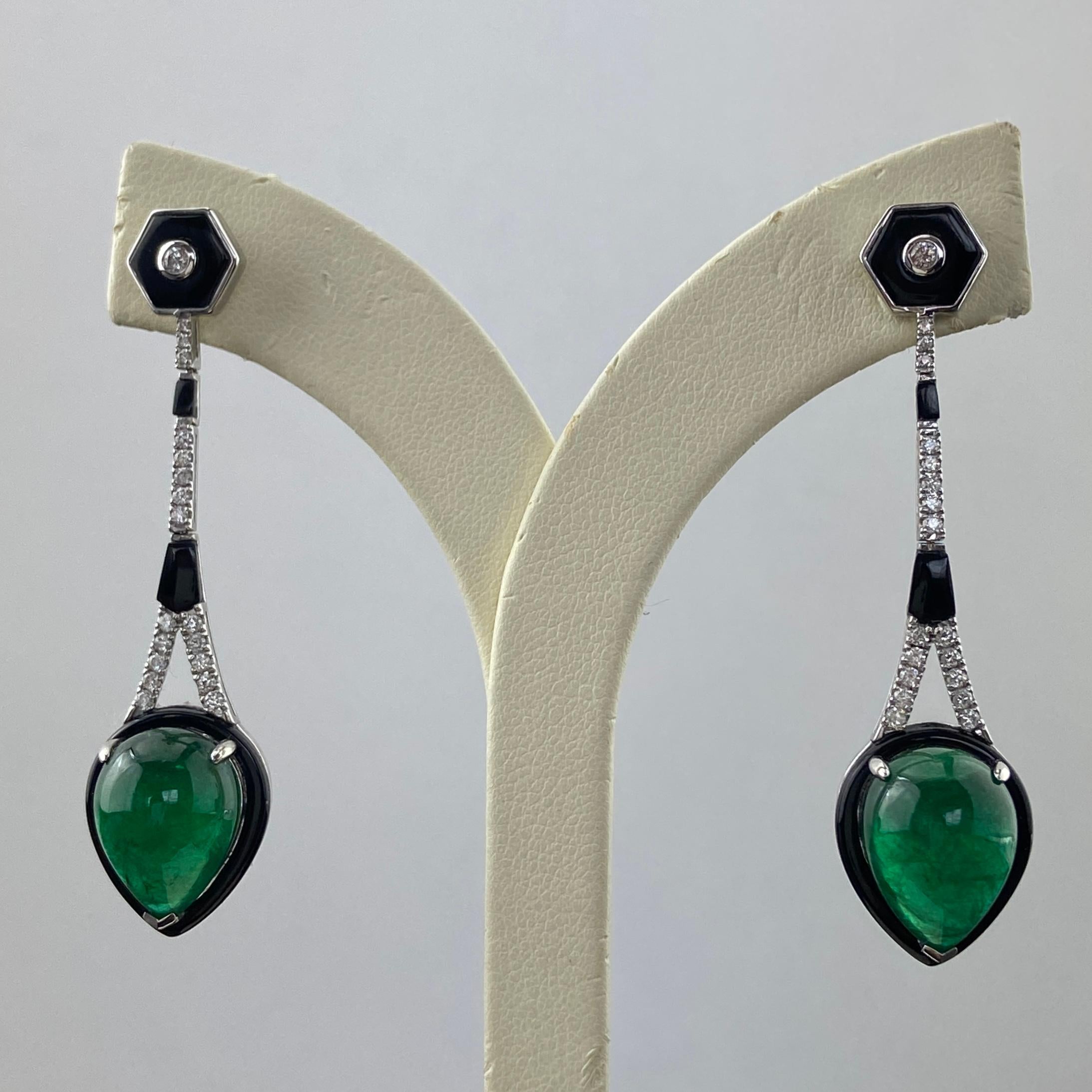 Art Déco Orecchini con smeraldo cabochon a forma di pera da 15,19 carati, onice nero e diamanti in vendita