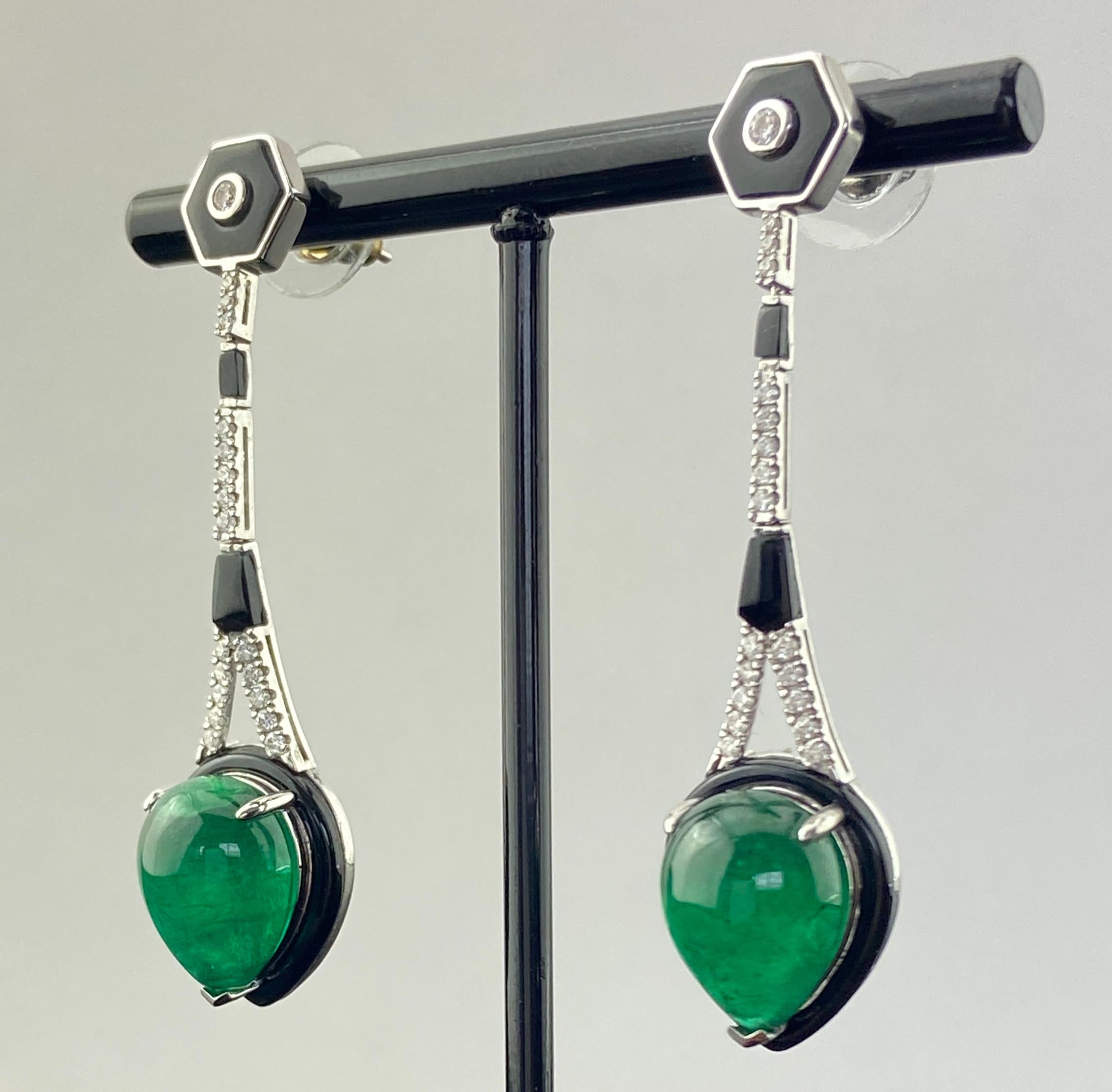 Cabochon Orecchini con smeraldo cabochon a forma di pera da 15,19 carati, onice nero e diamanti in vendita