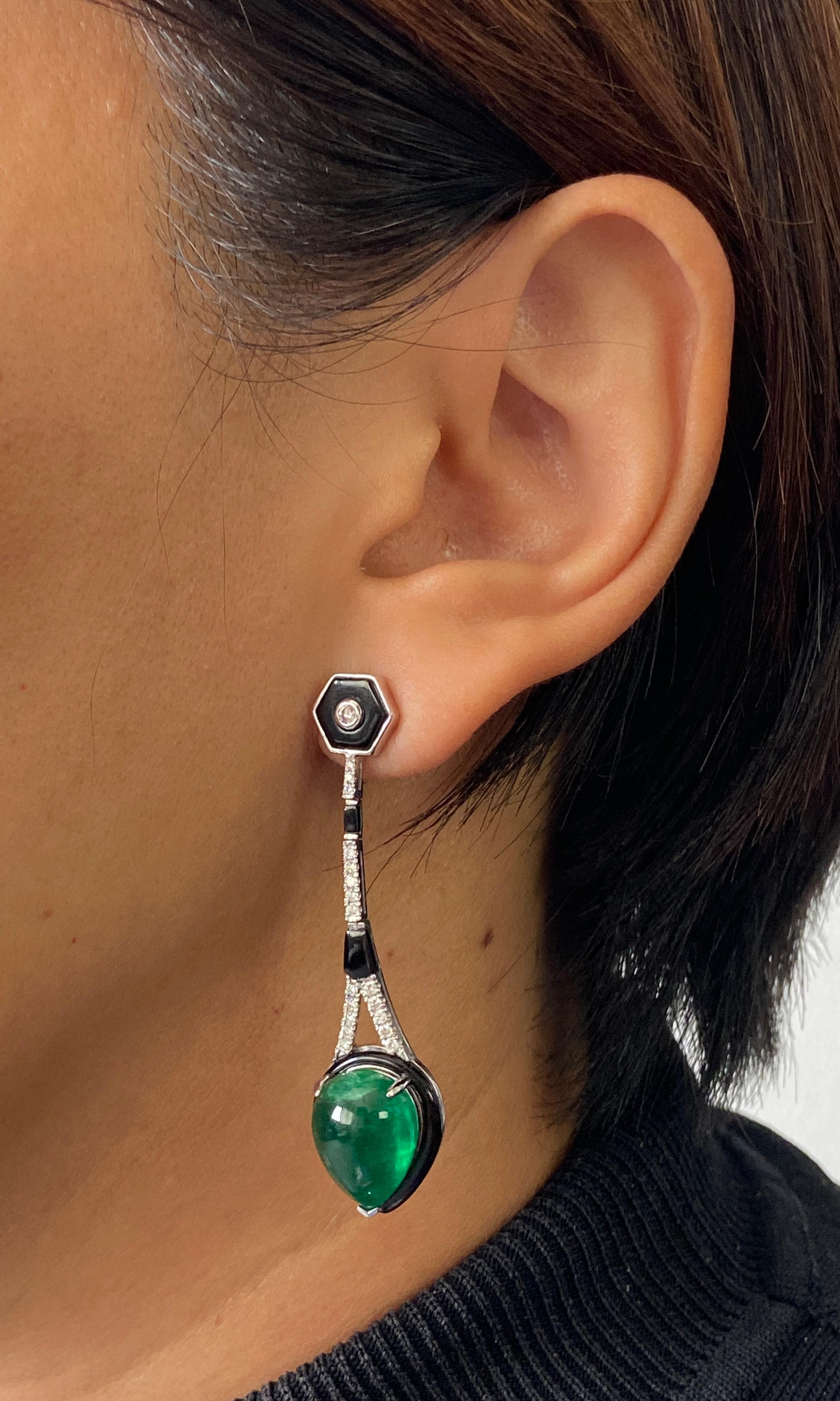 Orecchini con smeraldo cabochon a forma di pera da 15,19 carati, onice nero e diamanti In condizioni Nuovo in vendita a Bangkok, Thailand