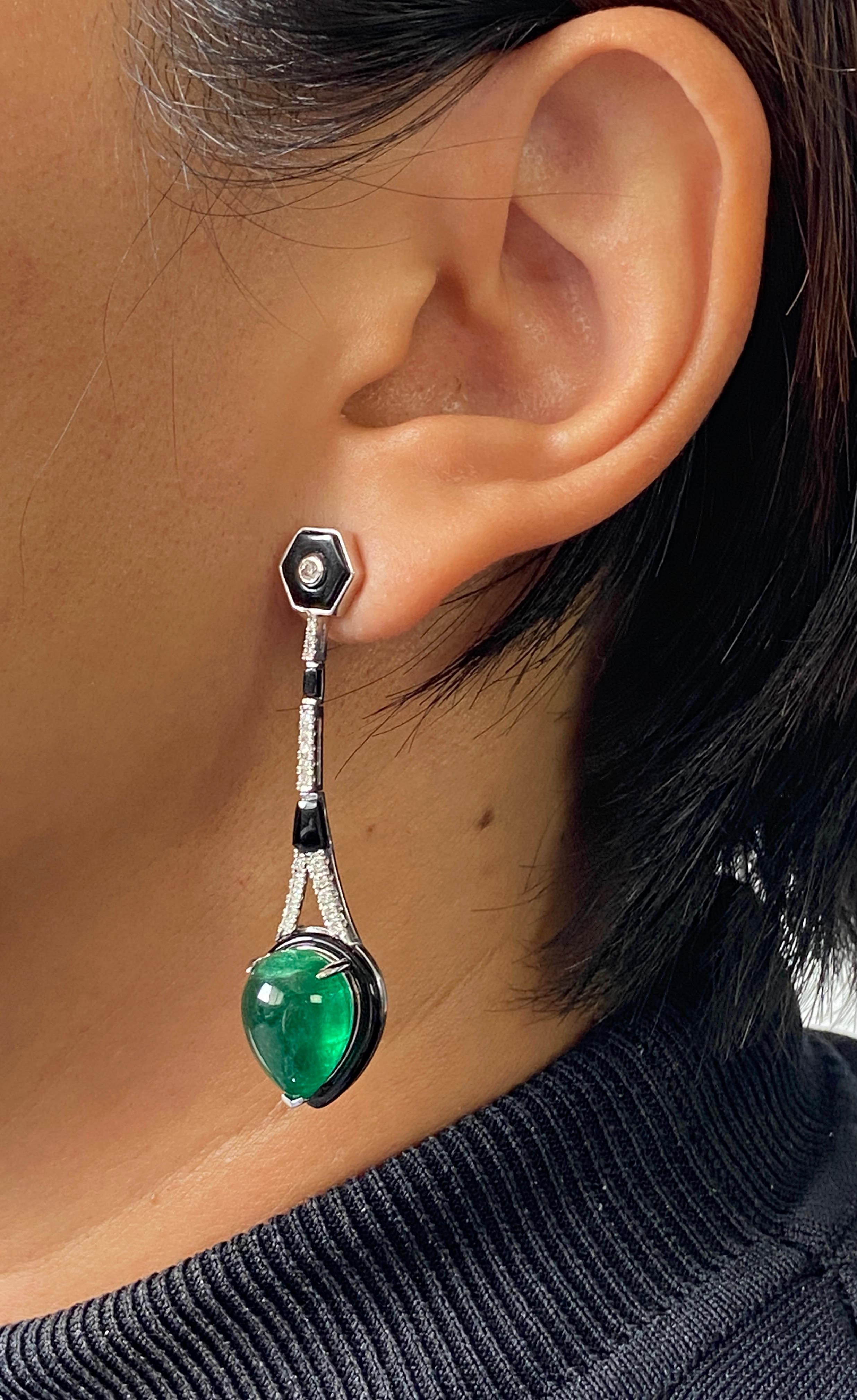 da uomo o donna Orecchini con smeraldo cabochon a forma di pera da 15,19 carati, onice nero e diamanti in vendita