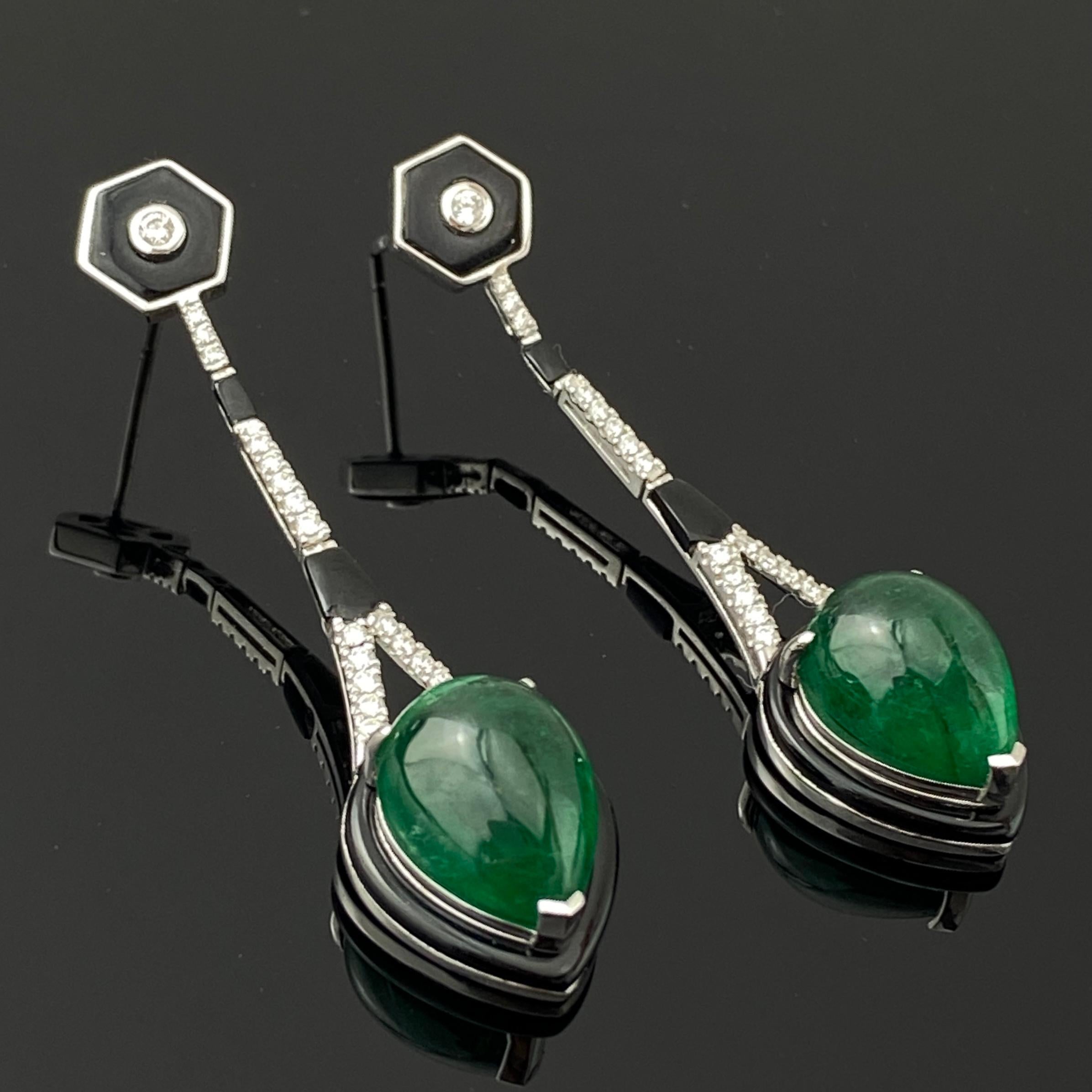 Orecchini con smeraldo cabochon a forma di pera da 15,19 carati, onice nero e diamanti in vendita 2