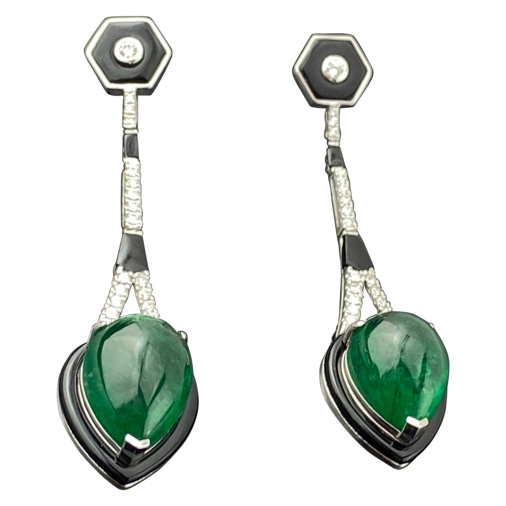 Orecchini con smeraldo cabochon a forma di pera da 15,19 carati, onice nero e diamanti