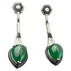 Orecchini con smeraldo cabochon a forma di pera da 15,19 carati, onice nero e diamanti