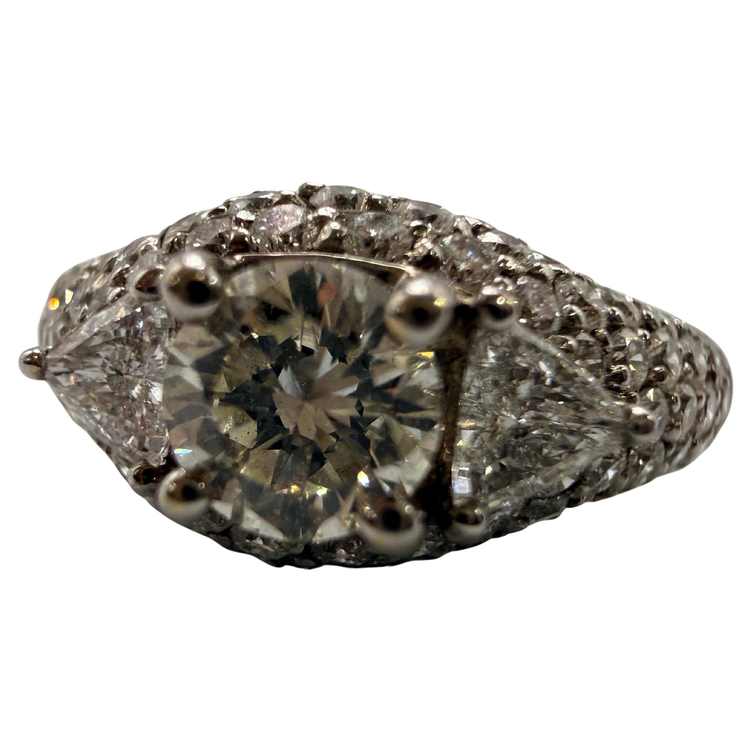 Bague de fiançailles en or 18KT de 1,51 carats de poids total de diamants, bague très travaillée avec un sertissage pavé tout au long de la bague.  Les diamants sont de pureté VS-SI et de couleur F-G.

**Tous les articles quittent nos locaux avec un