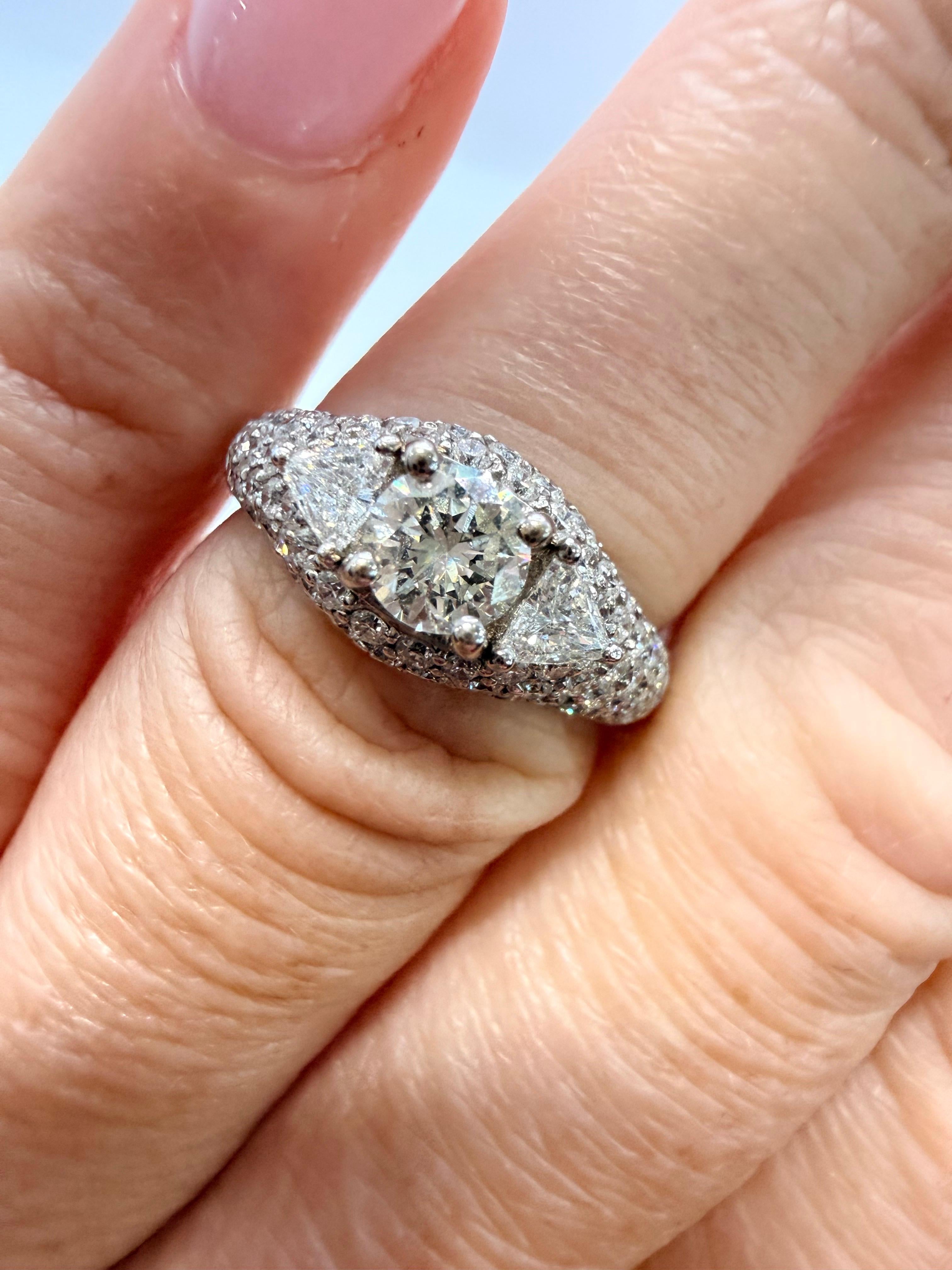 Taille brillant 1.51ct bague de fiançailles diamant 18KT pave set diamants en vente