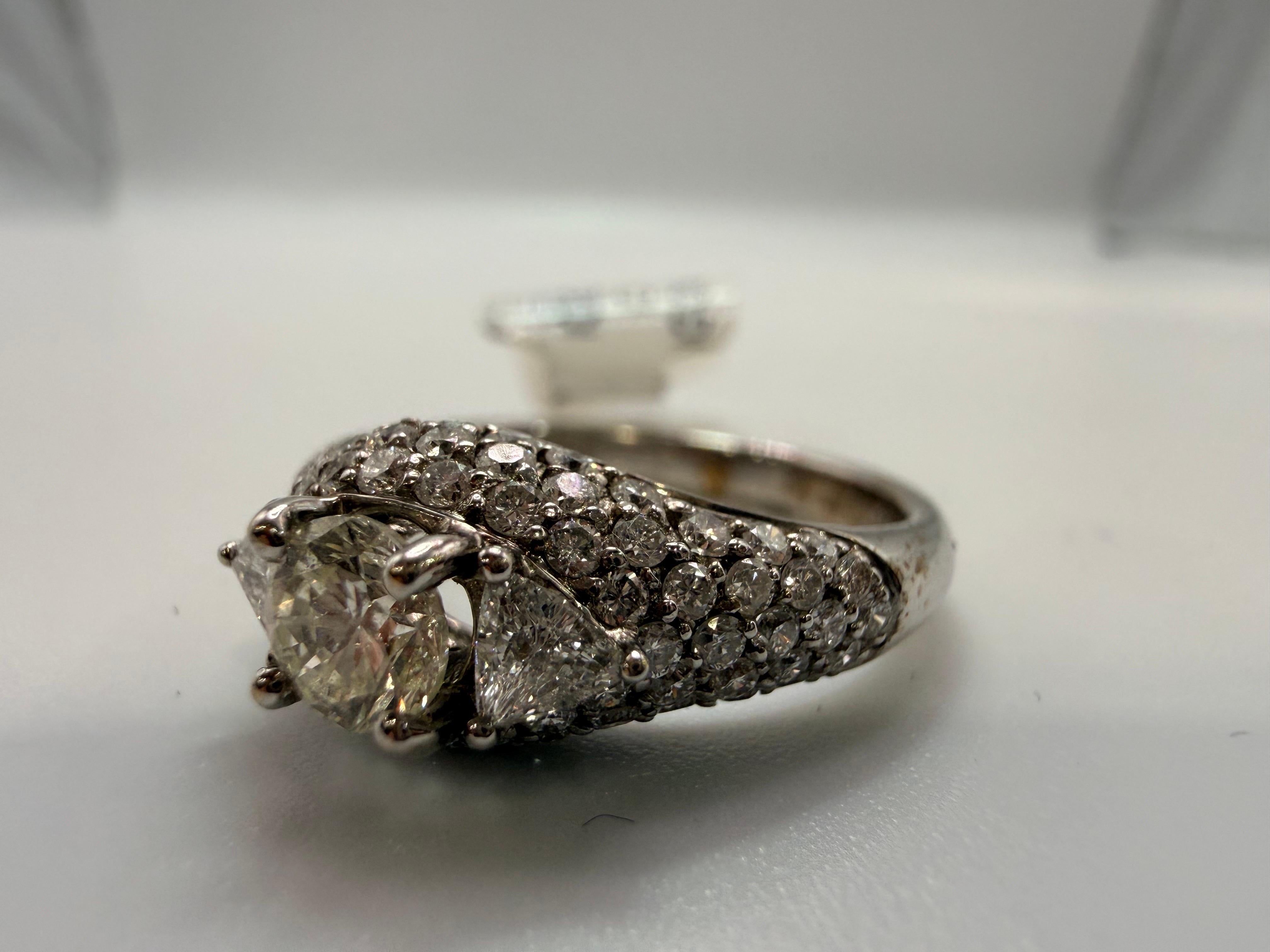 1.51ct bague de fiançailles diamant 18KT pave set diamants en vente 4