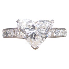 Bague de fiançailles en or blanc 18 carats avec diamant taille cœur de 1,51 carat et épaules en diamants