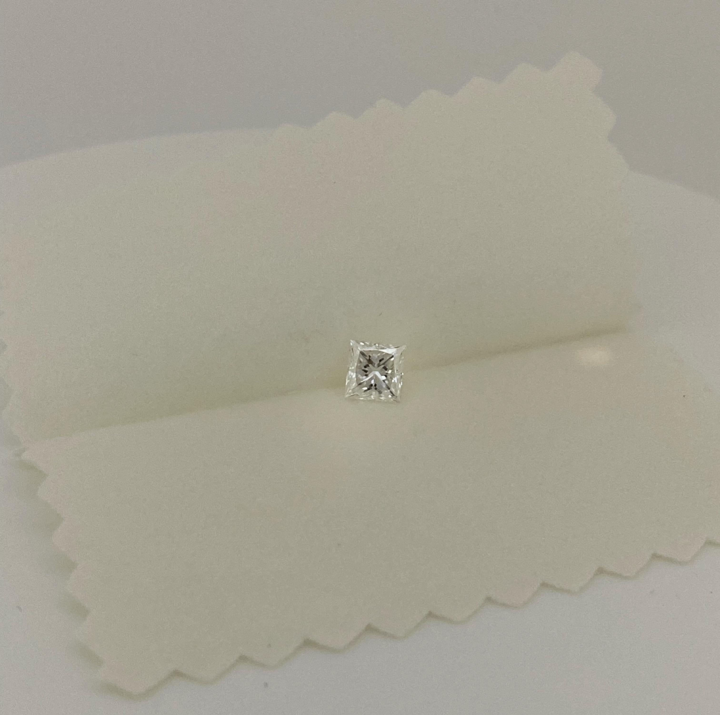 AusCertified Lose Natürliche Erdminen 
Diamant im Prinzessinnenschliff
von 1,51ct (6,43 - 6,17mm x 4,69mm)
Farbe: F
Klarheit: VS2
Polnisch: Ausgezeichnet
Symmetrie: Ausgezeichnet
Fluoreszenz: Keine 
Mit AusCert Diamant-Zertifikat & 
Bewertung -
