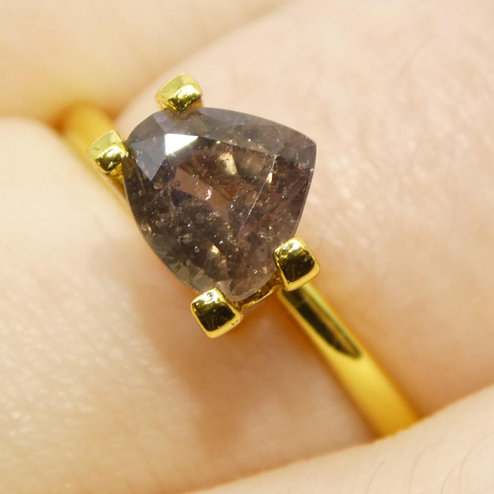 Descrizione:

Tipo di gemma: Zaffiro 
Numero di pietre: 1
Peso: 1,51 carati
Misure: 6,79 x 6,26 x 4,56 mm
Forma: A pera
Stile di taglio Corona: Taglio brillante
Padiglione Stile di Taglio: Taglio a gradini 
Trasparenza: Trasparente
Chiarezza: