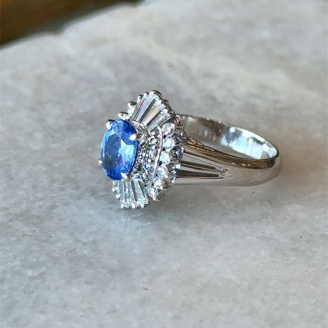 Anillo en racimo vintage de platino con zafiro azul y diamantes de Sri Lanka de 1,51 qt GIA en venta 7