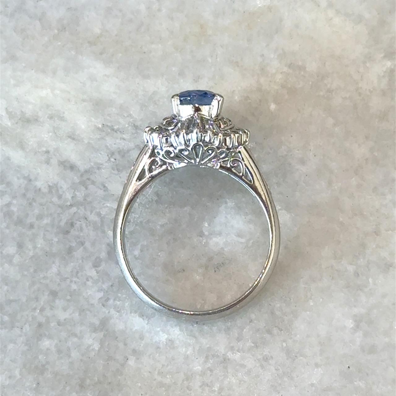 Anillo en racimo vintage de platino con zafiro azul y diamantes de Sri Lanka de 1,51 qt GIA en venta 8