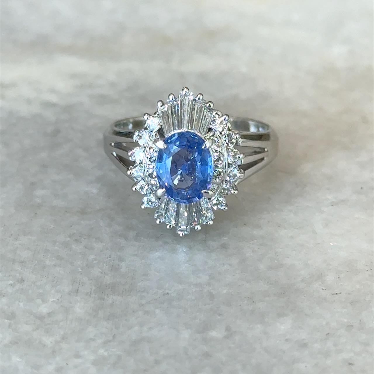 Anillo en racimo vintage de platino con zafiro azul y diamantes de Sri Lanka de 1,51 qt GIA en venta 9