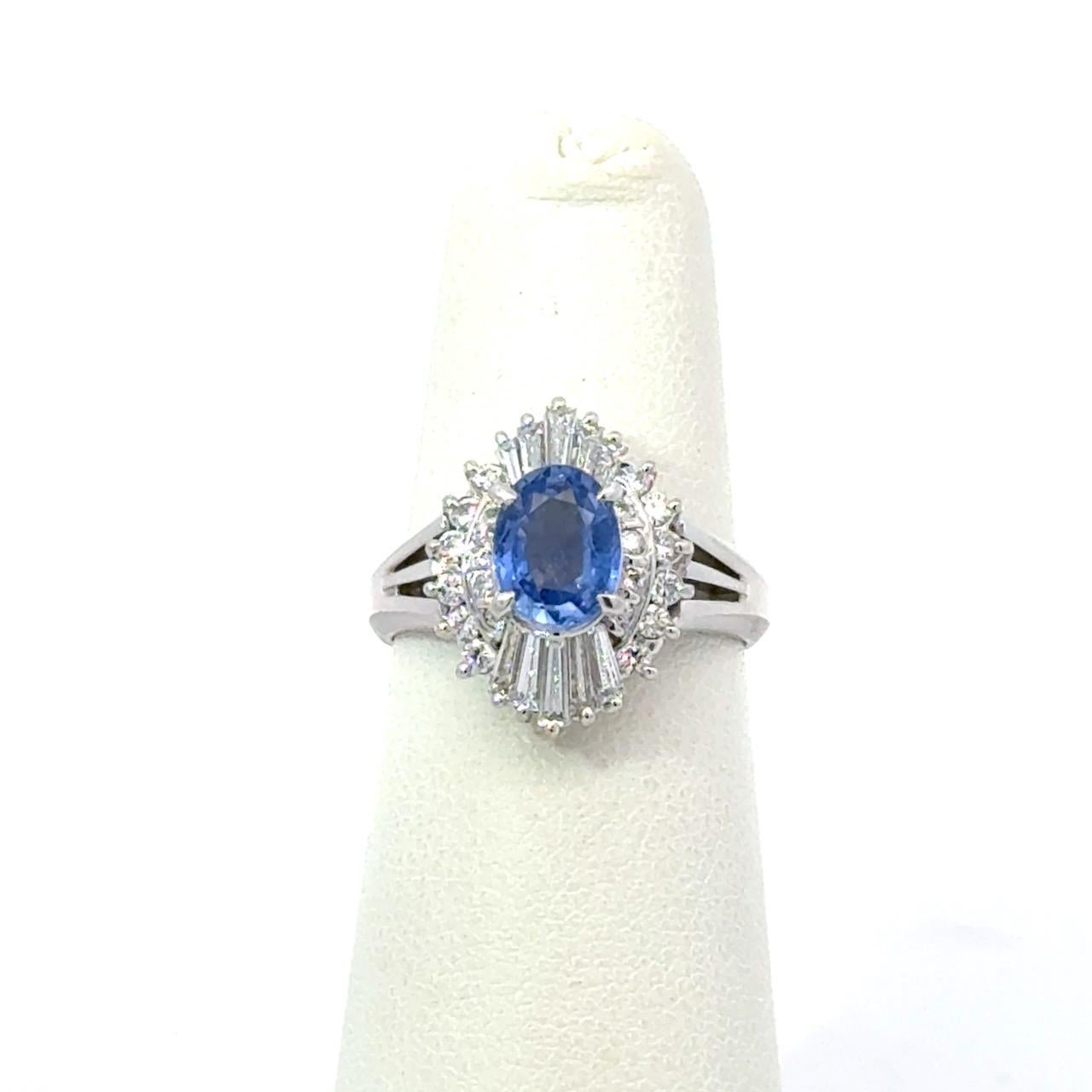 Este anillo Estate Cluster tiene un zafiro azul ovalado natural de Sri Lanka de 1,02 qt con informe del laboratorio GIA.
Está rodeada de diamantes baguette y redondos brillantes de 0,49 qt.
F-G Color  Claridad VS.
El peso en quilates y el número de