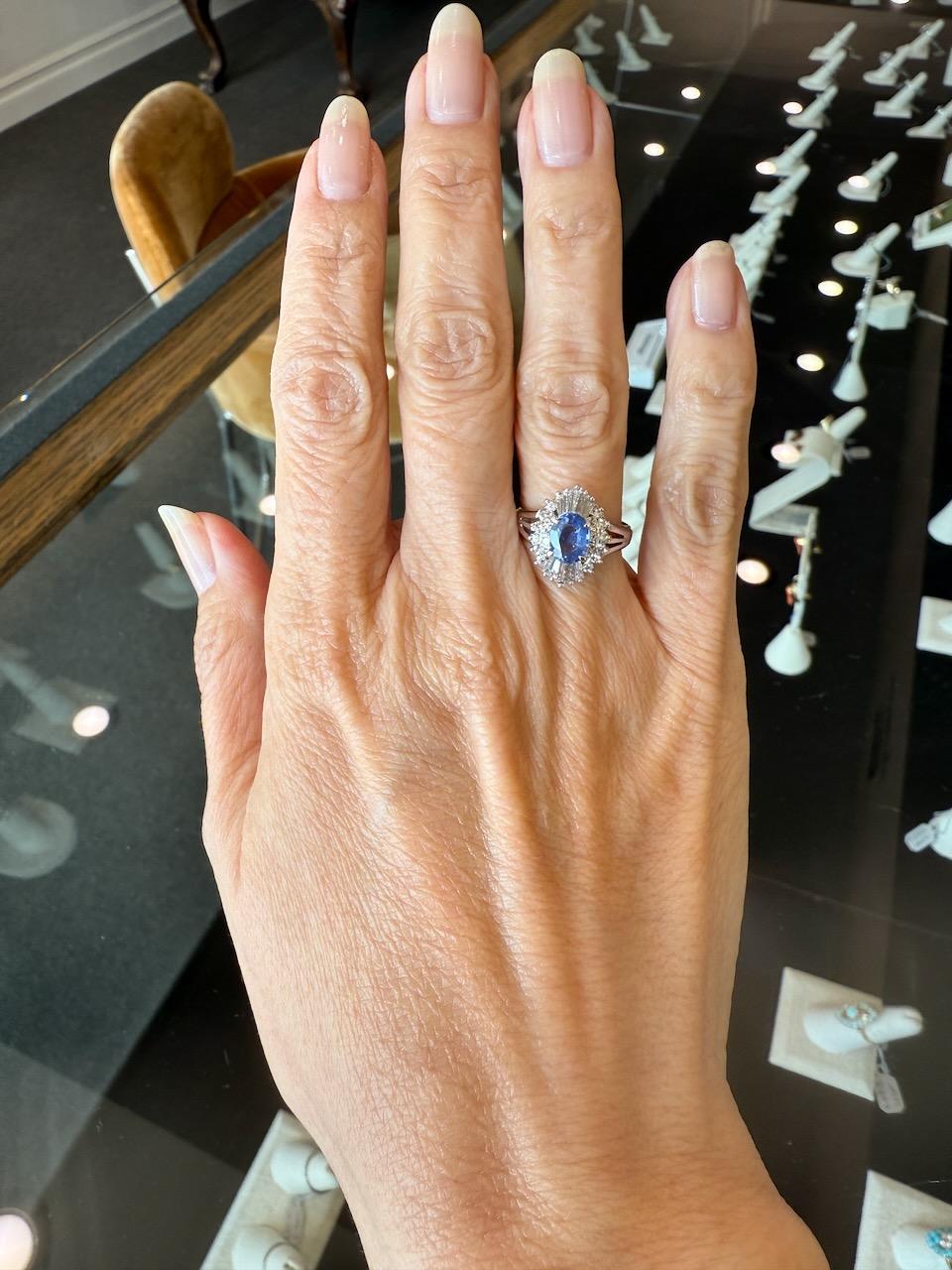 Anillo en racimo vintage de platino con zafiro azul y diamantes de Sri Lanka de 1,51 qt GIA Corte oval en venta
