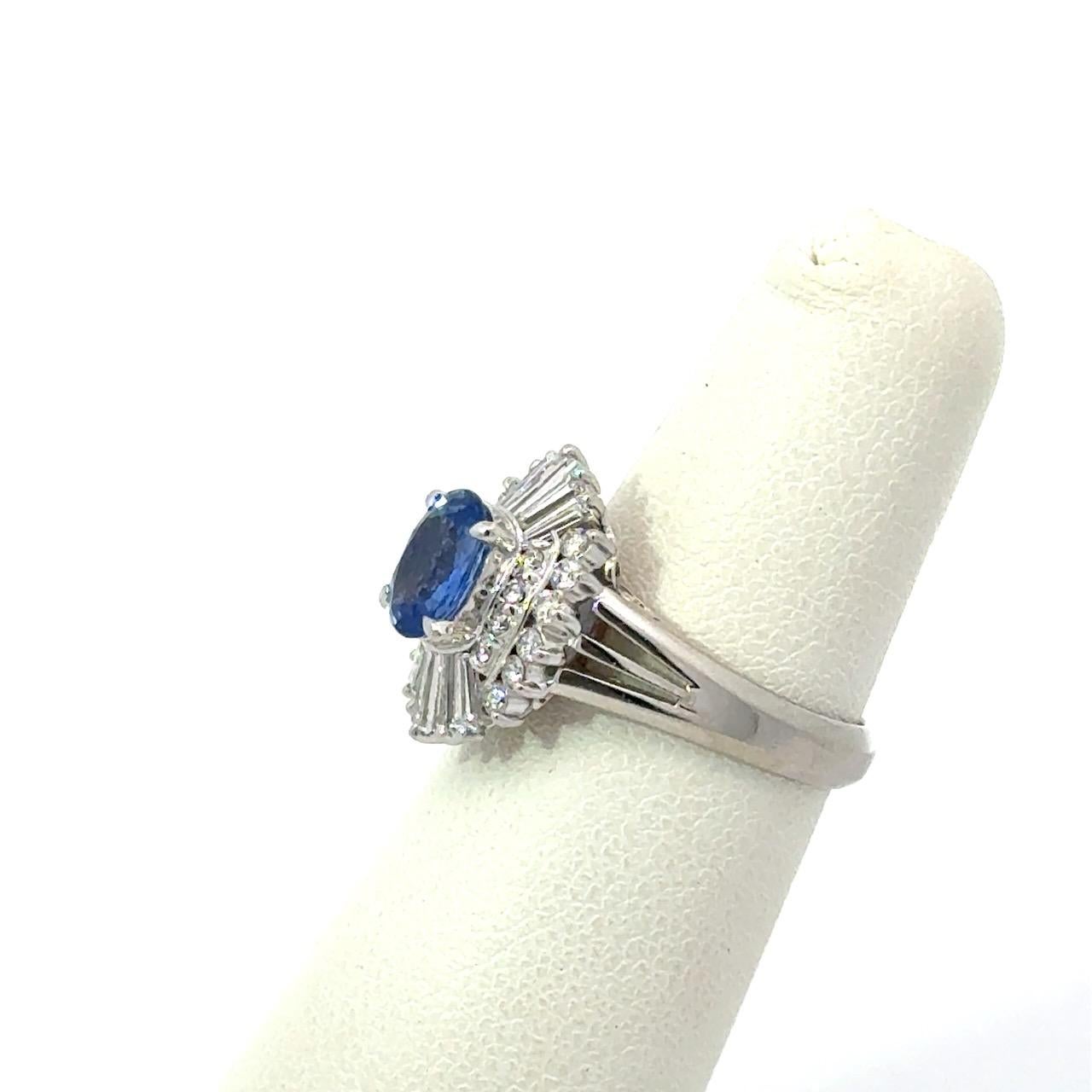 Anillo en racimo vintage de platino con zafiro azul y diamantes de Sri Lanka de 1,51 qt GIA en Bueno estado para la venta en Los Angeles, CA