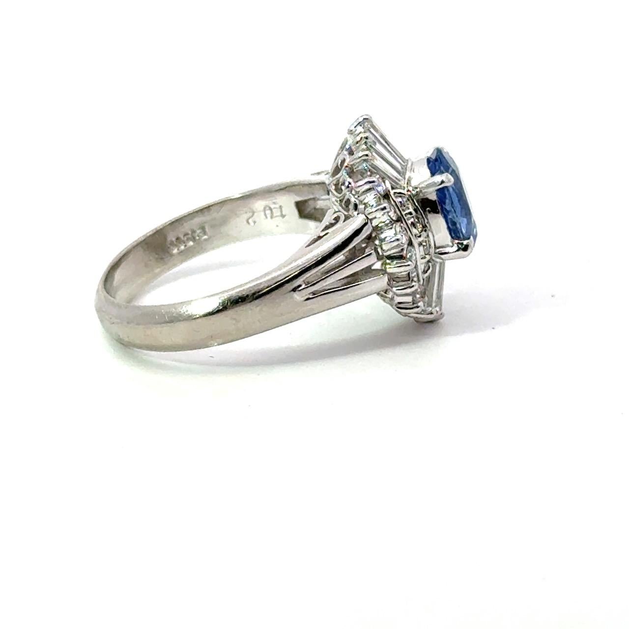 De las mujeres Anillo en racimo vintage de platino con zafiro azul y diamantes de Sri Lanka de 1,51 qt GIA en venta