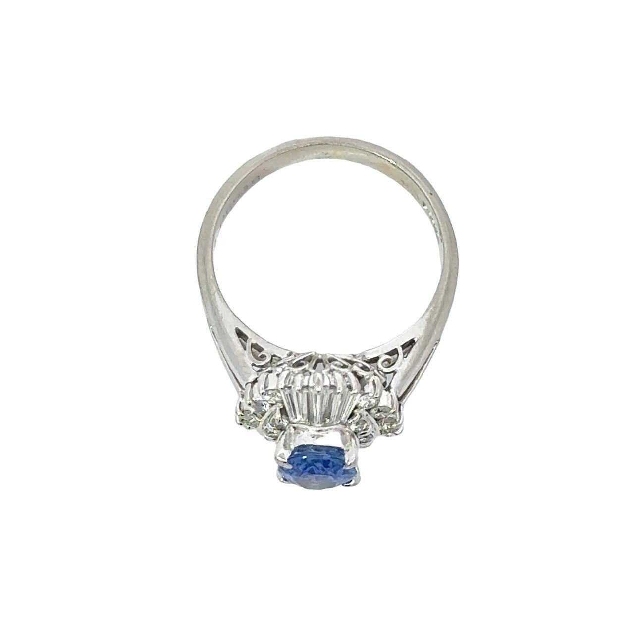 Anillo en racimo vintage de platino con zafiro azul y diamantes de Sri Lanka de 1,51 qt GIA en venta 2