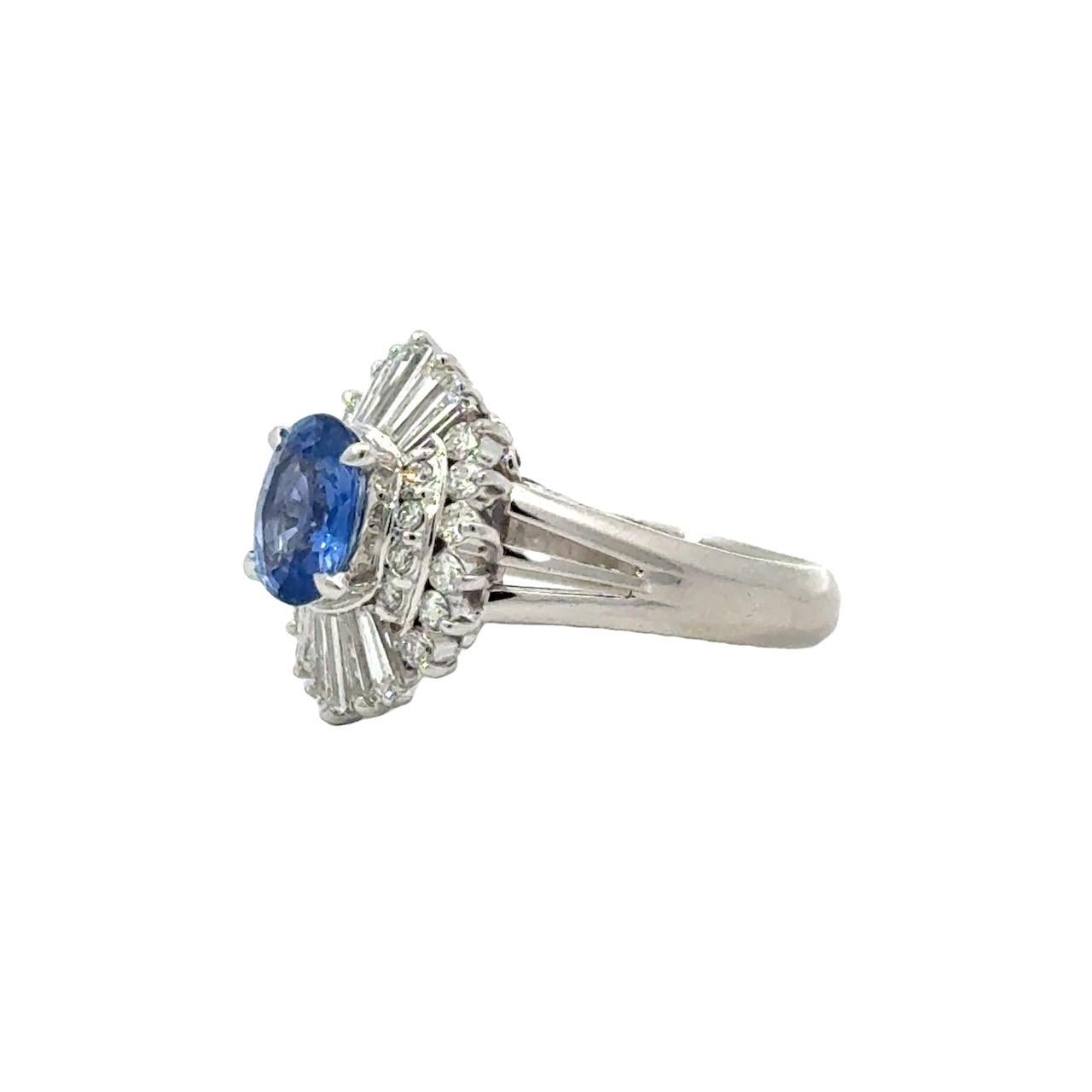 Anillo en racimo vintage de platino con zafiro azul y diamantes de Sri Lanka de 1,51 qt GIA en venta 4