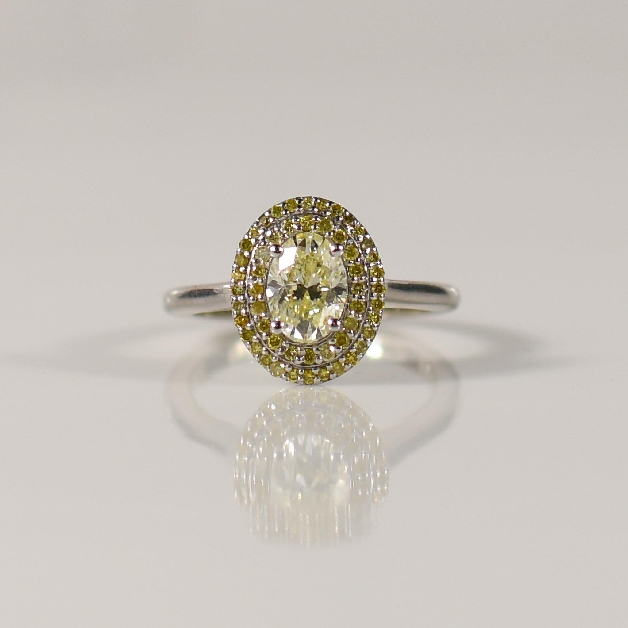 Entrez dans le monde enchanteur de l'allure vintage avec cette captivante bague ovale en diamant taille brillant. La pièce maîtresse de ce bijou est un éblouissant diamant ovale de 1,01 carat, d'une sophistication et d'une brillance intemporelles.