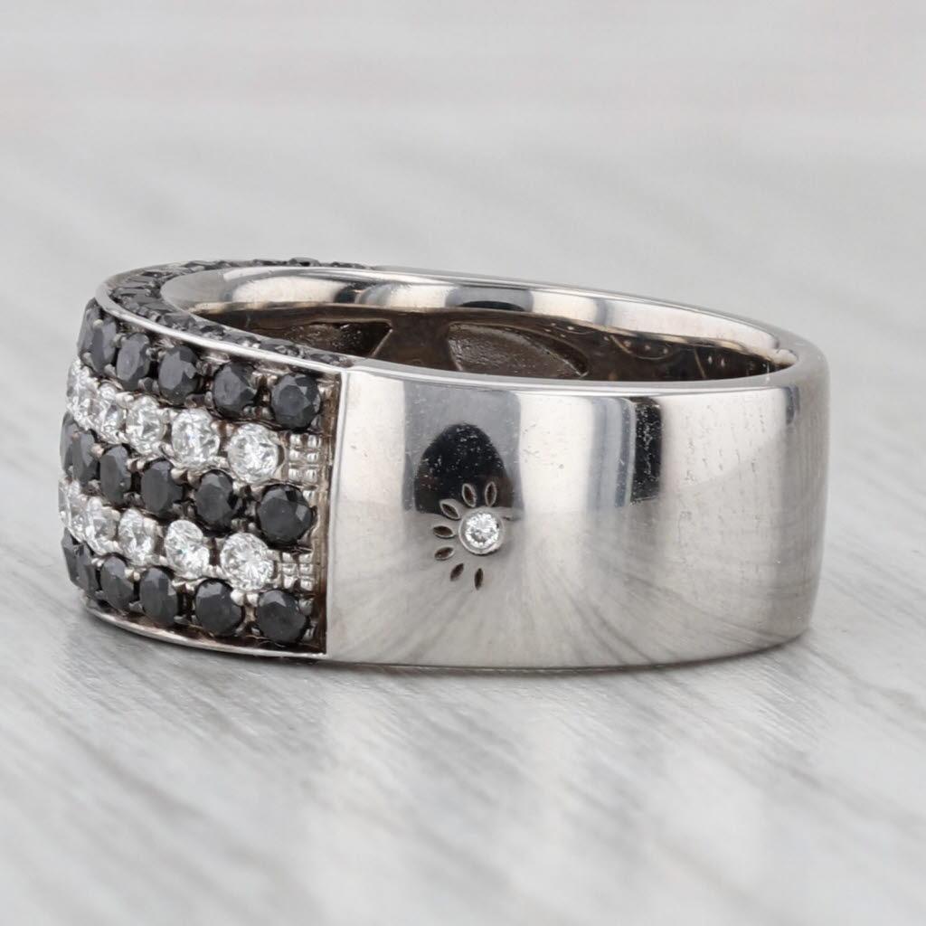 Informations sur les pierres précieuses :
- Diamants naturels -
Total des carats - 0.48ctw
Taille - Brilliante ronde
Couleur - Noir traité

- Diamants naturels -
Total des carats - 0.48ctw
Taille - Brilliante ronde
Couleur - G - H
Clarté - VS2 -