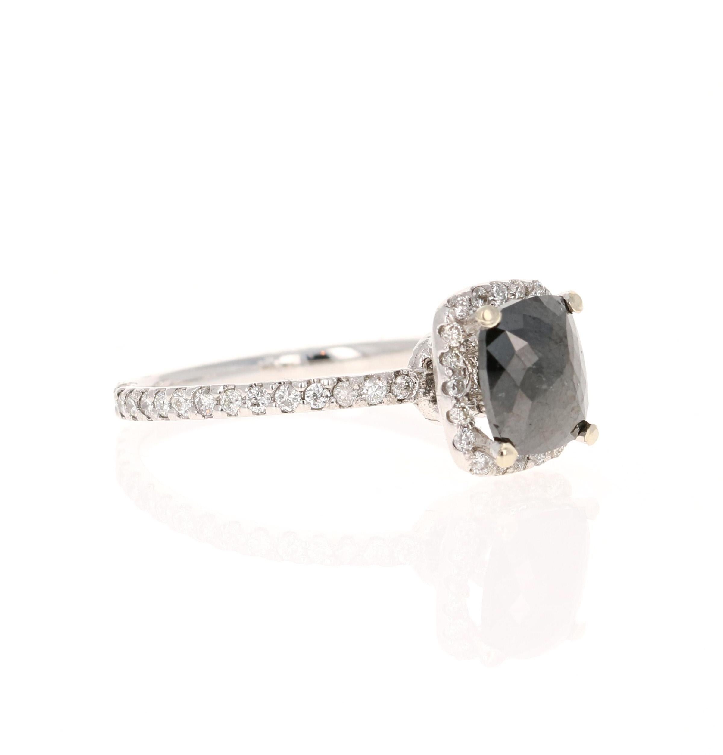 Der rechteckige schwarze Diamant im Kissenschliff hat 3,84 Karat und ist umgeben von 52 Diamanten im Rundschliff mit einem Gewicht von 1,08 Karat (Reinheit: VS, Farbe: H) und 52 Diamanten im Rundschliff mit einem Gewicht von 0,44 Karat. Das