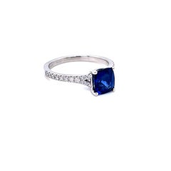 Bague en platine avec saphir bleu 1,52 carat et diamants