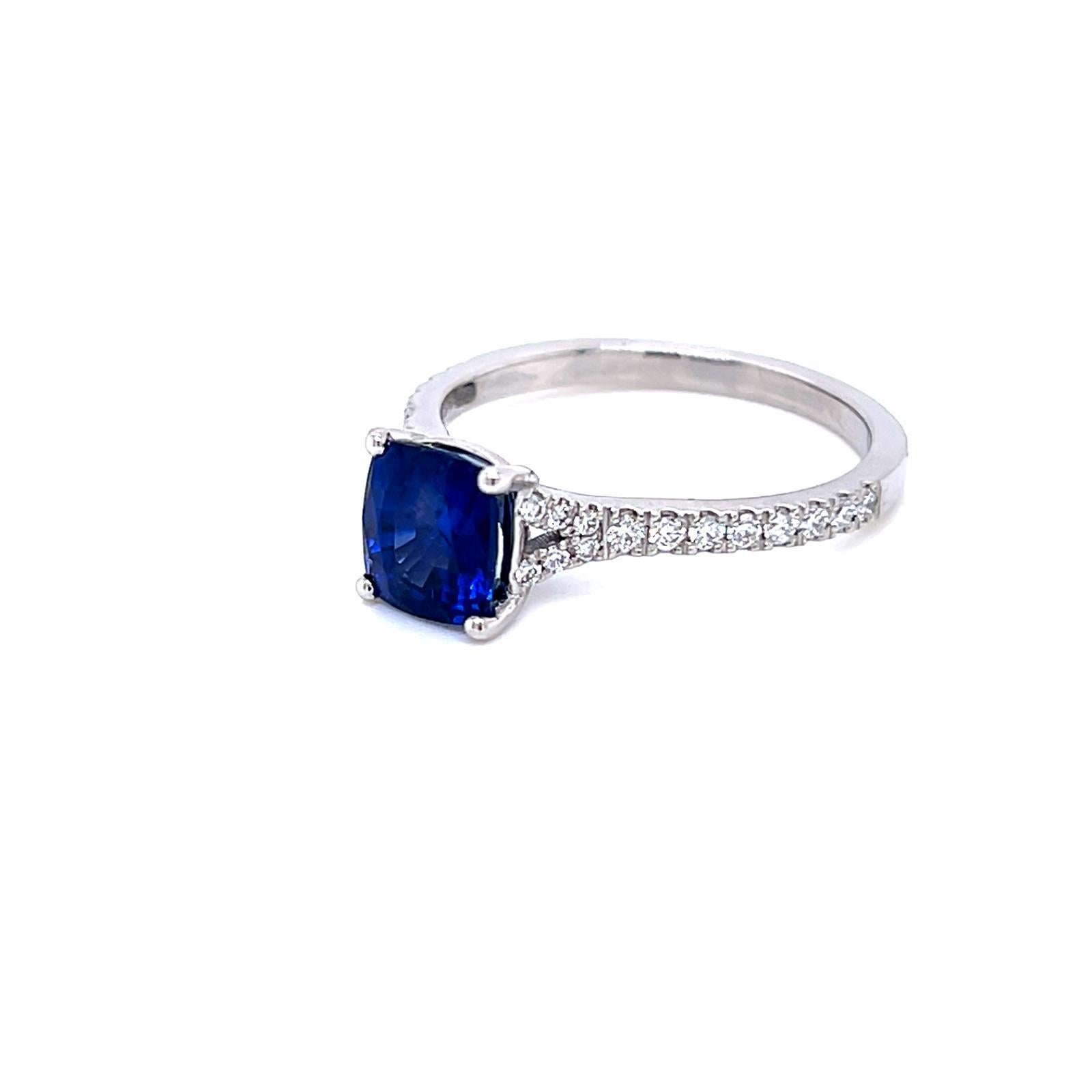1.52 Carat Blue Sapphire and Diamond Platinum Ring In New Condition For Sale In London, GB