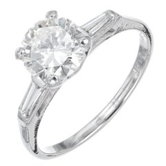 Anillo de compromiso de platino con tres piedras y un diamante de 1.52 quilates