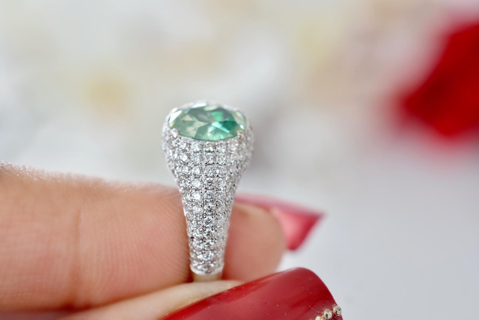 Taille ovale Bague fantaisie en diamant jaune vert de 1,52 carat, pureté I1, certifiée GIA en vente