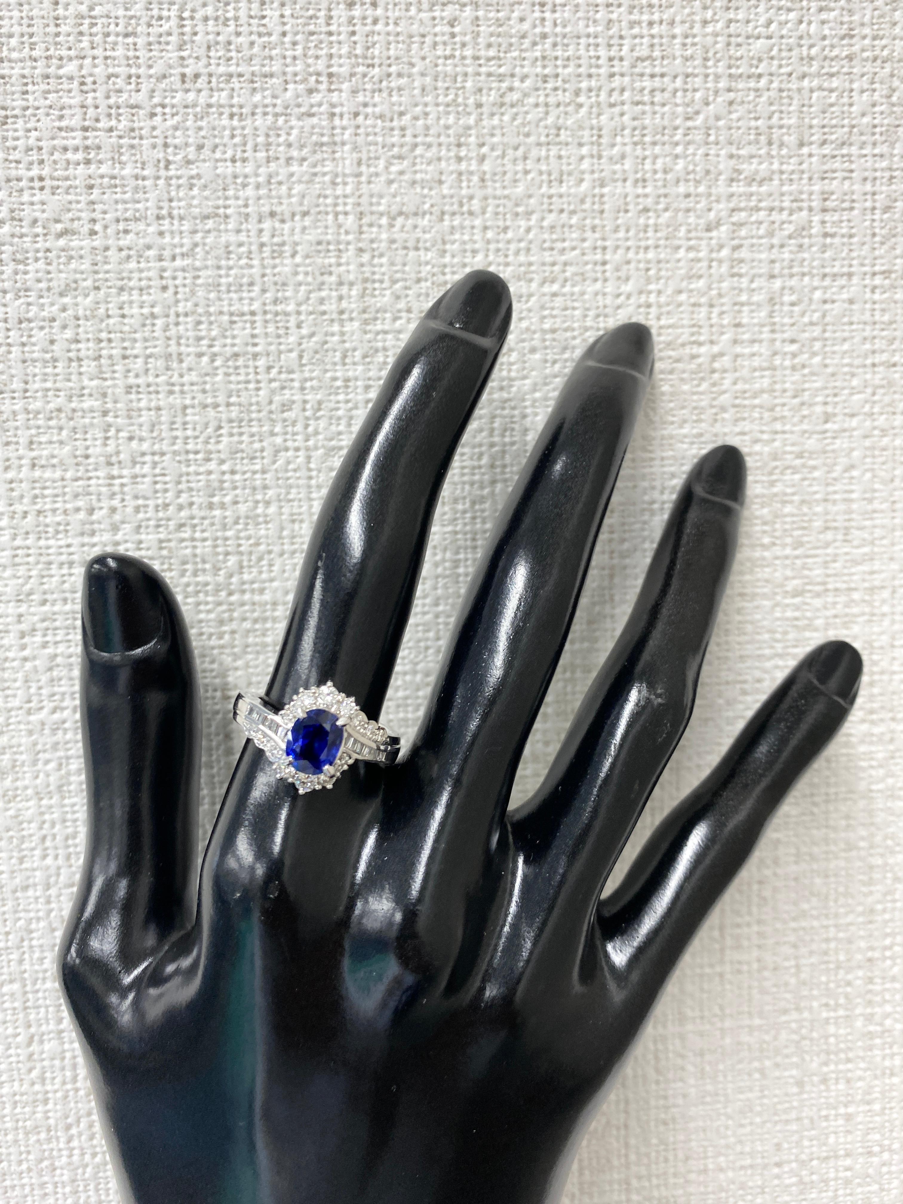 Bague en platine sertie d'un saphir bleu naturel de 1,52 carat et de diamant Pour femmes en vente