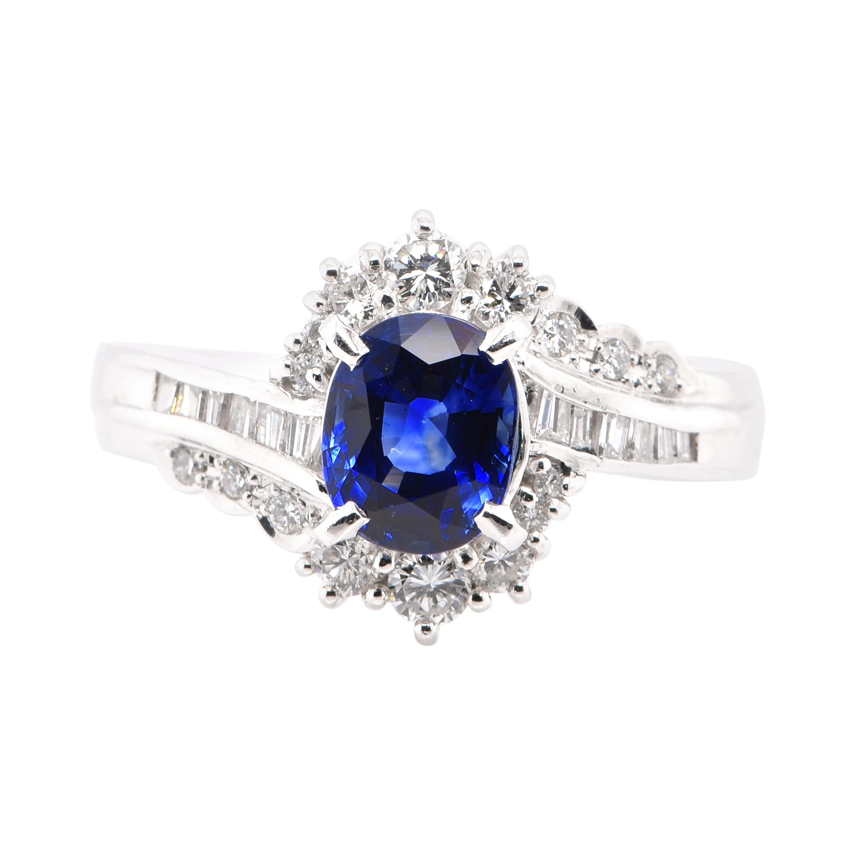 Bague en platine sertie d'un saphir bleu naturel de 1,52 carat et de diamant en vente